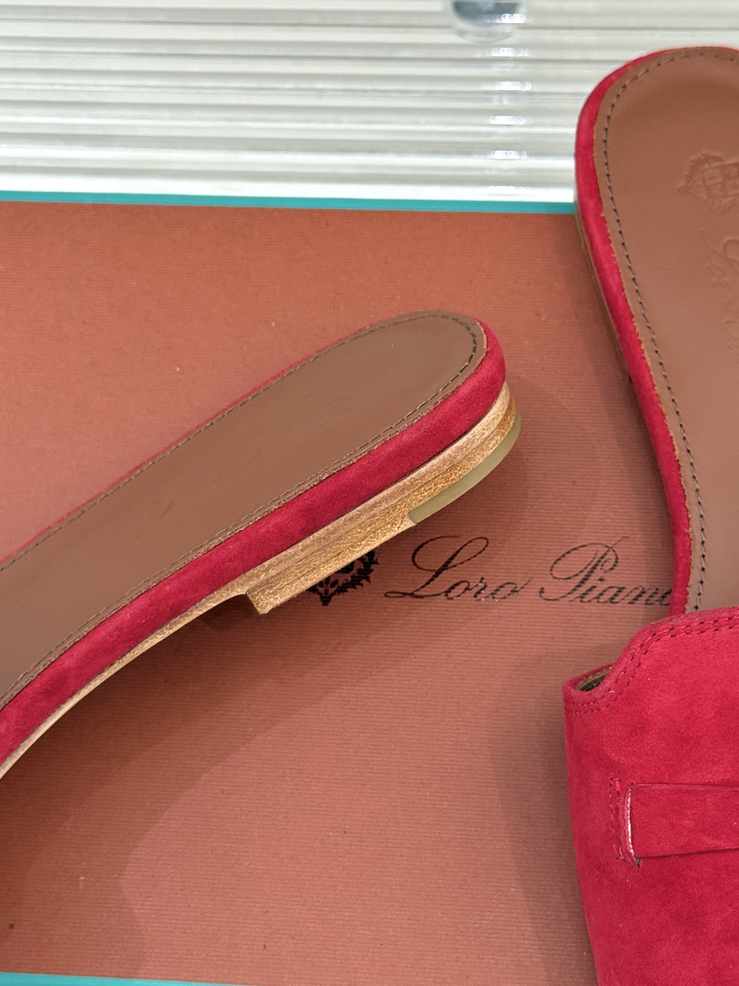
Loro Piana/ LP 经典复古绝美
吊坠粗跟平底拖鞋
简约即时髦 松弛的高级感
感受夏日感高级