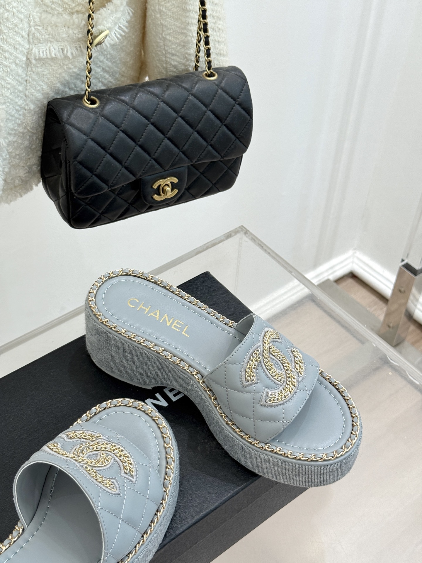 
CHANE*｜小香25C春夏新品度假
厚底链条双C拖鞋
这一季度假凉拖系列真的超美！
搭配链条双C五金