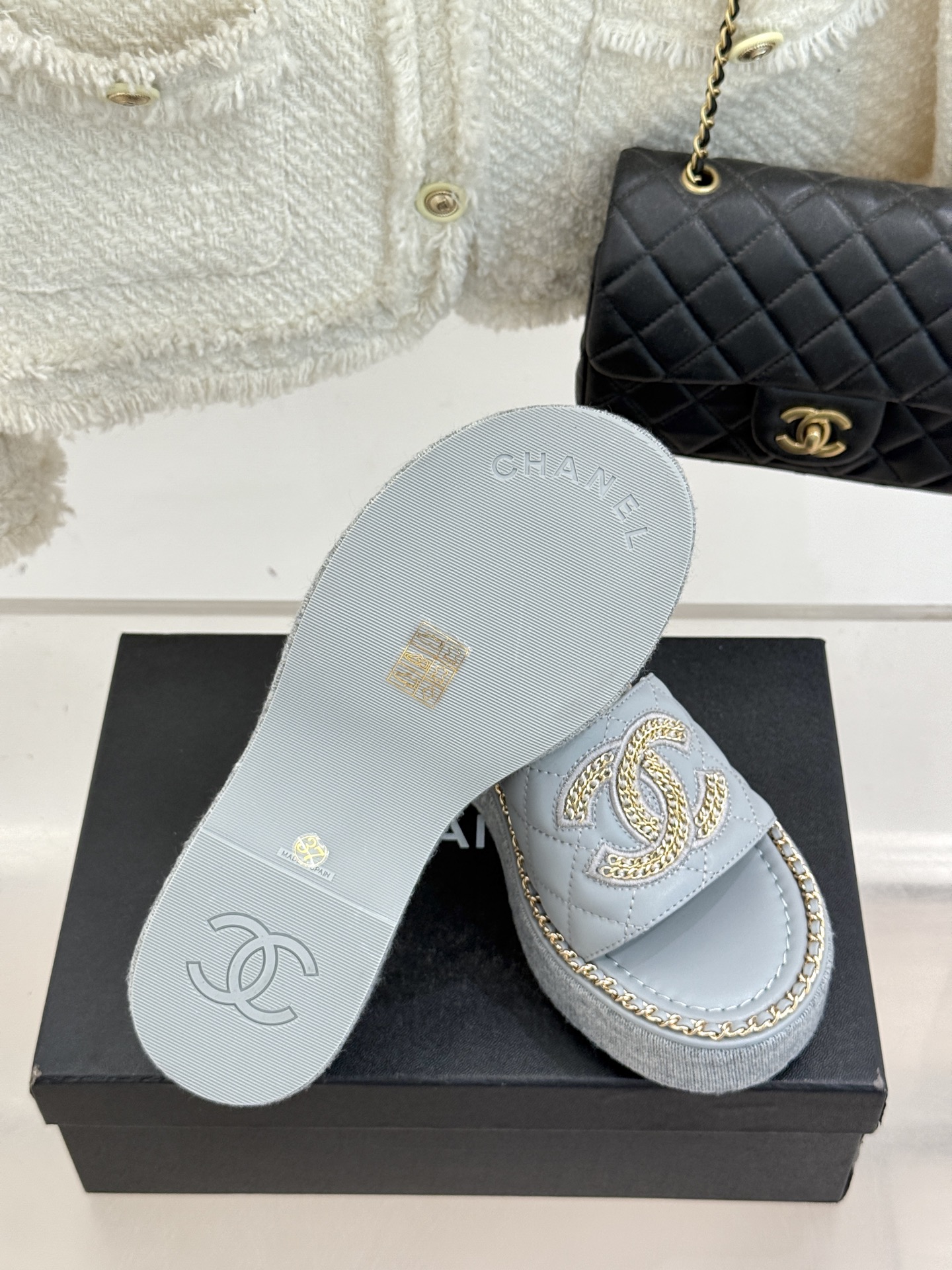 
CHANE*｜小香25C春夏新品度假
厚底链条双C拖鞋
这一季度假凉拖系列真的超美！
搭配链条双C五金