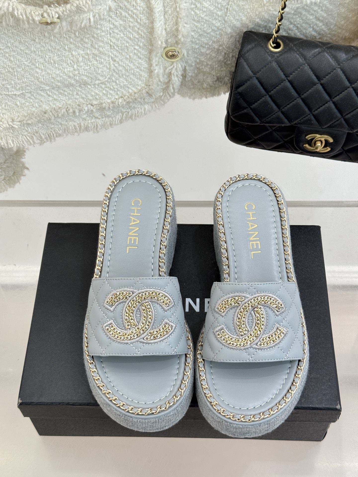 
CHANE*｜小香25C春夏新品度假
厚底链条双C拖鞋
这一季度假凉拖系列真的超美！
搭配链条双C五金
