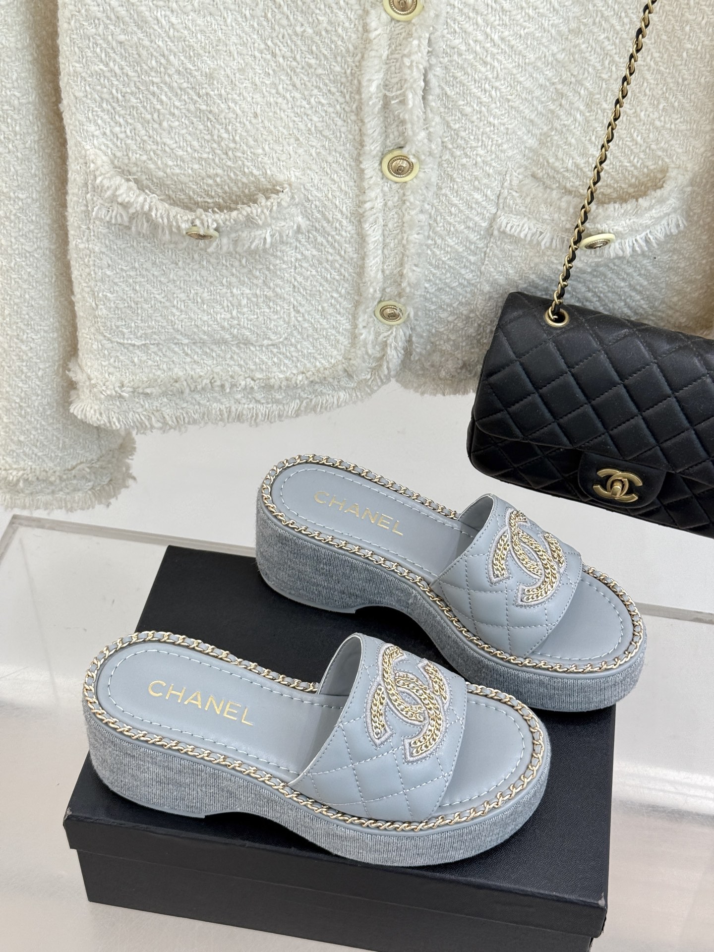 
CHANE*｜小香25C春夏新品度假
厚底链条双C拖鞋
这一季度假凉拖系列真的超美！
搭配链条双C五金