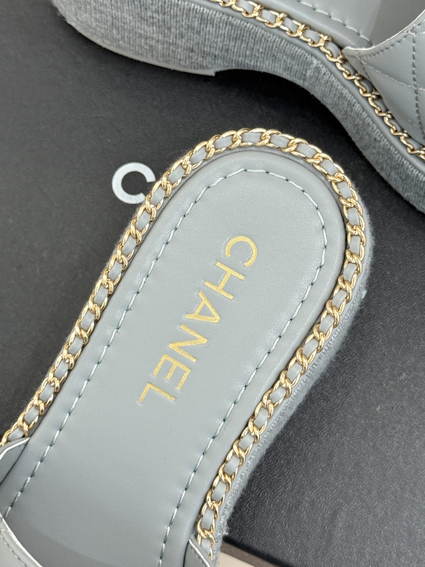 
CHANE*｜小香25C春夏新品度假
厚底链条双C拖鞋
这一季度假凉拖系列真的超美！
搭配链条双C五金