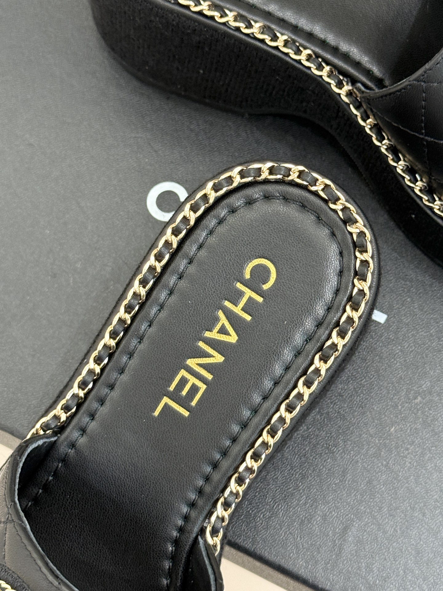 
CHANE*｜小香25C春夏新品度假
厚底链条双C拖鞋
这一季度假凉拖系列真的超美！
搭配链条双C五金