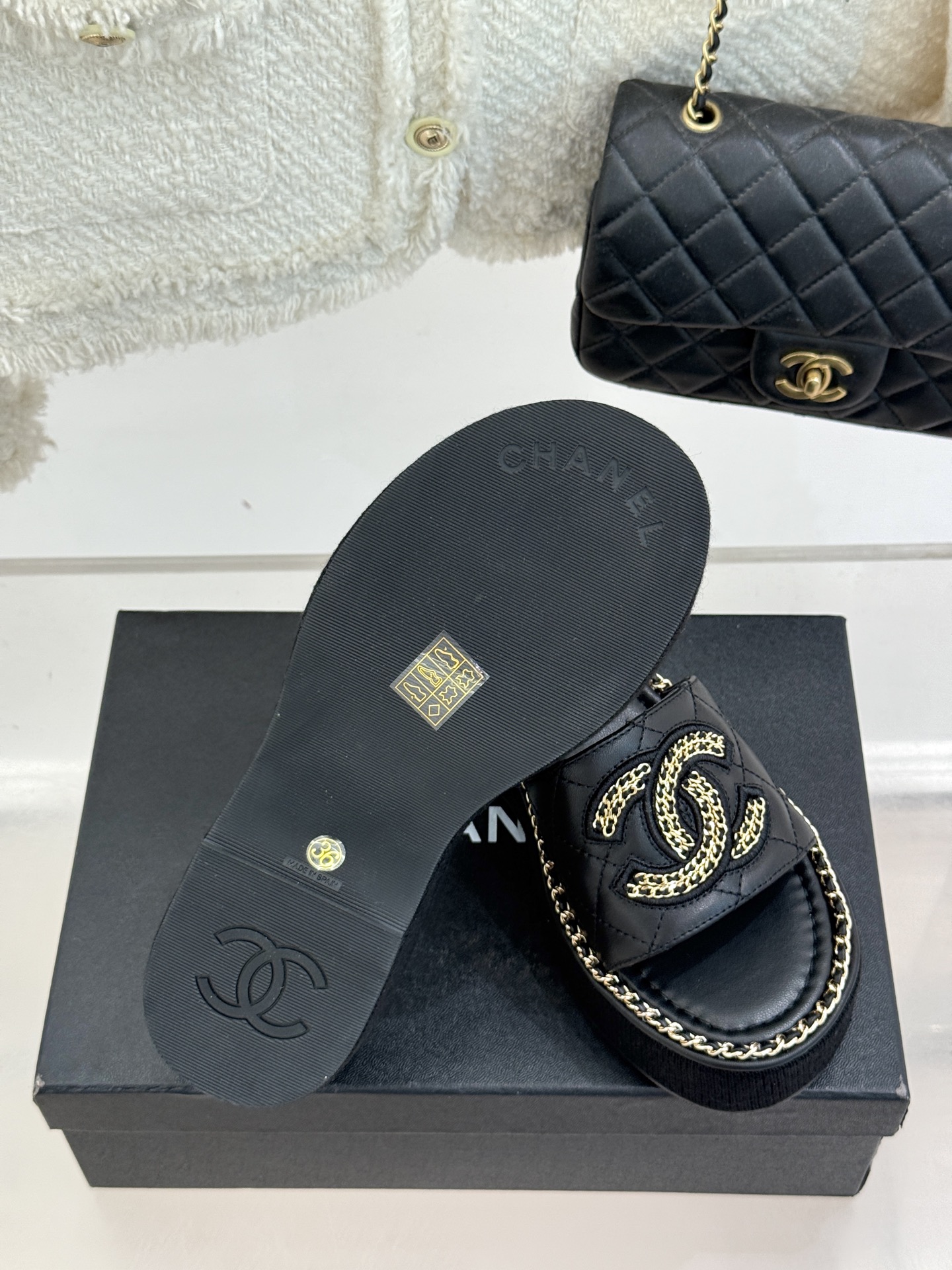 
CHANE*｜小香25C春夏新品度假
厚底链条双C拖鞋
这一季度假凉拖系列真的超美！
搭配链条双C五金