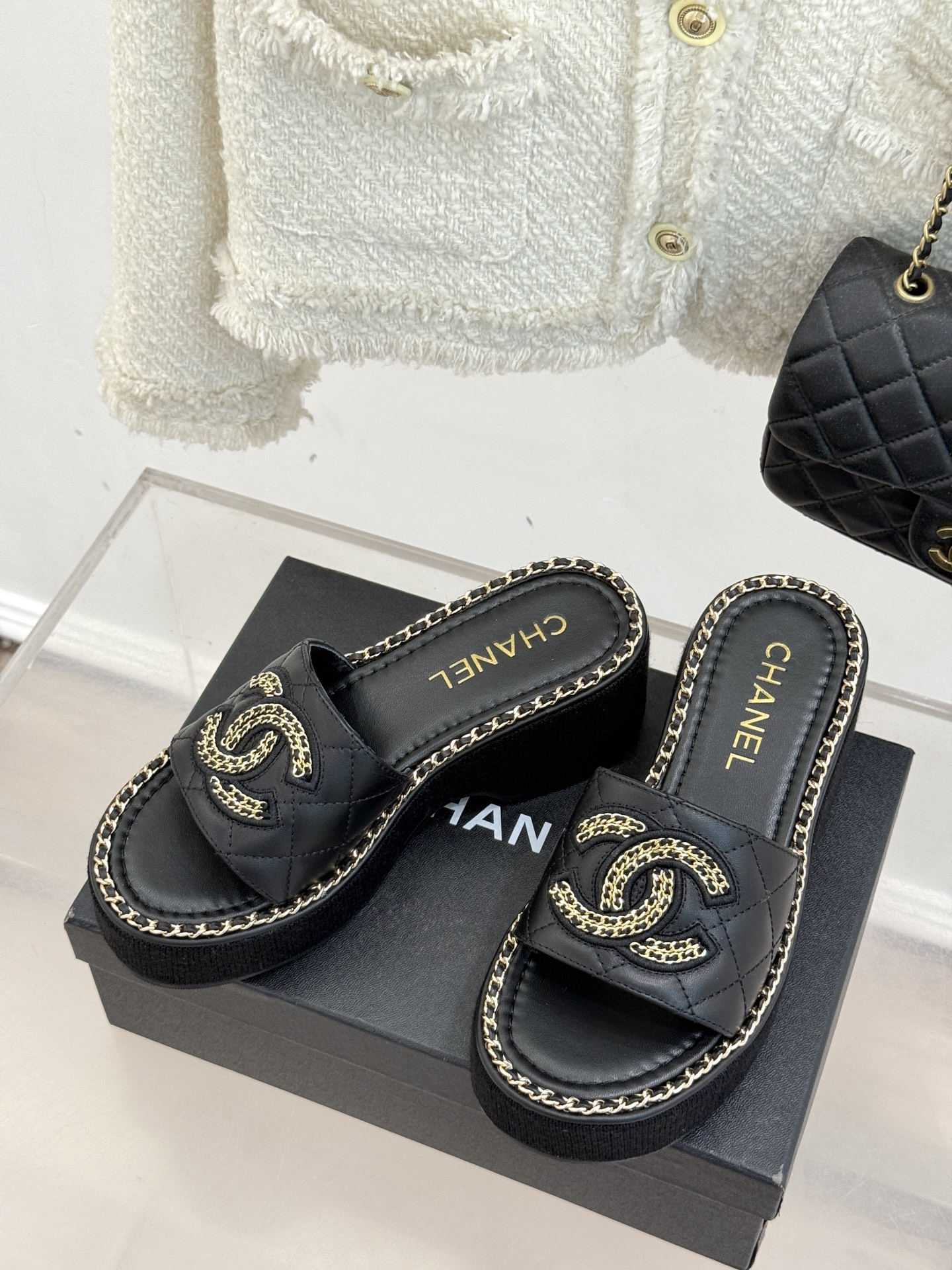 
CHANE*｜小香25C春夏新品度假
厚底链条双C拖鞋
这一季度假凉拖系列真的超美！
搭配链条双C五金