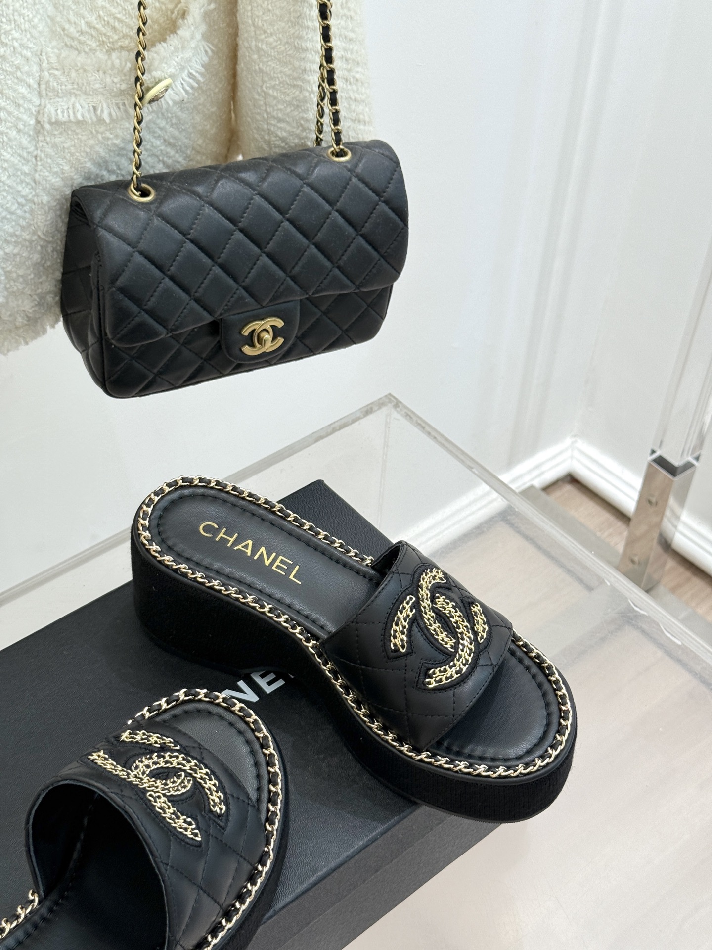 
CHANE*｜小香25C春夏新品度假
厚底链条双C拖鞋
这一季度假凉拖系列真的超美！
搭配链条双C五金