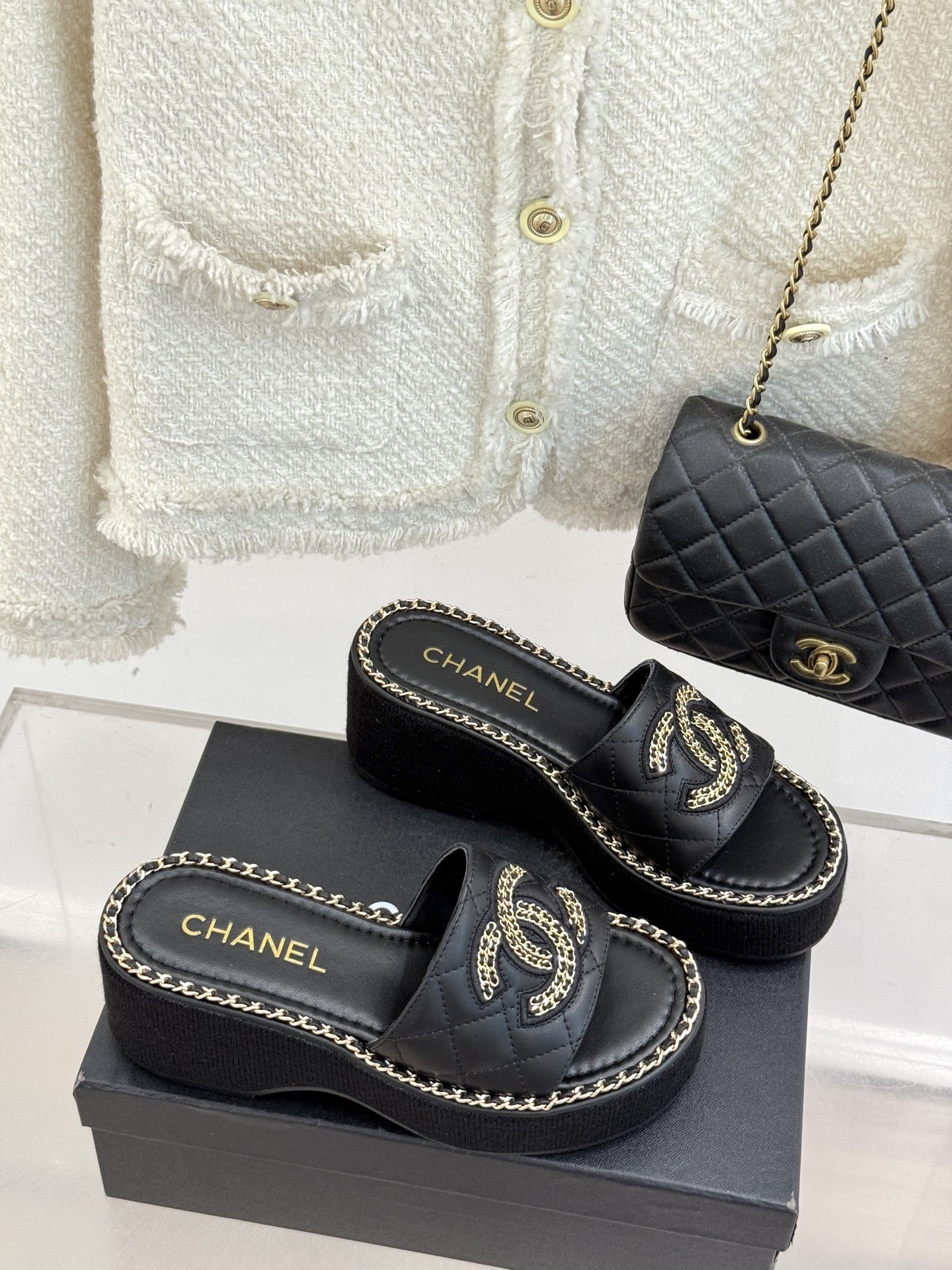 
CHANE*｜小香25C春夏新品度假
厚底链条双C拖鞋
这一季度假凉拖系列真的超美！
搭配链条双C五金