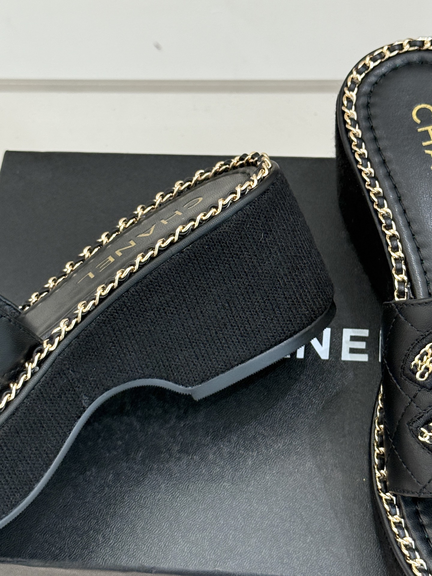 
CHANE*｜小香25C春夏新品度假
厚底链条双C拖鞋
这一季度假凉拖系列真的超美！
搭配链条双C五金