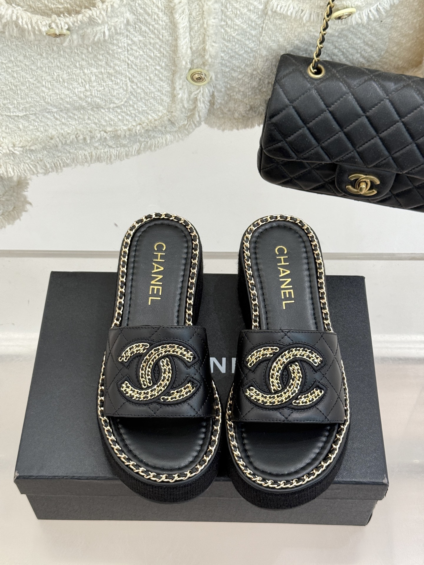 
CHANE*｜小香25C春夏新品度假
厚底链条双C拖鞋
这一季度假凉拖系列真的超美！
搭配链条双C五金