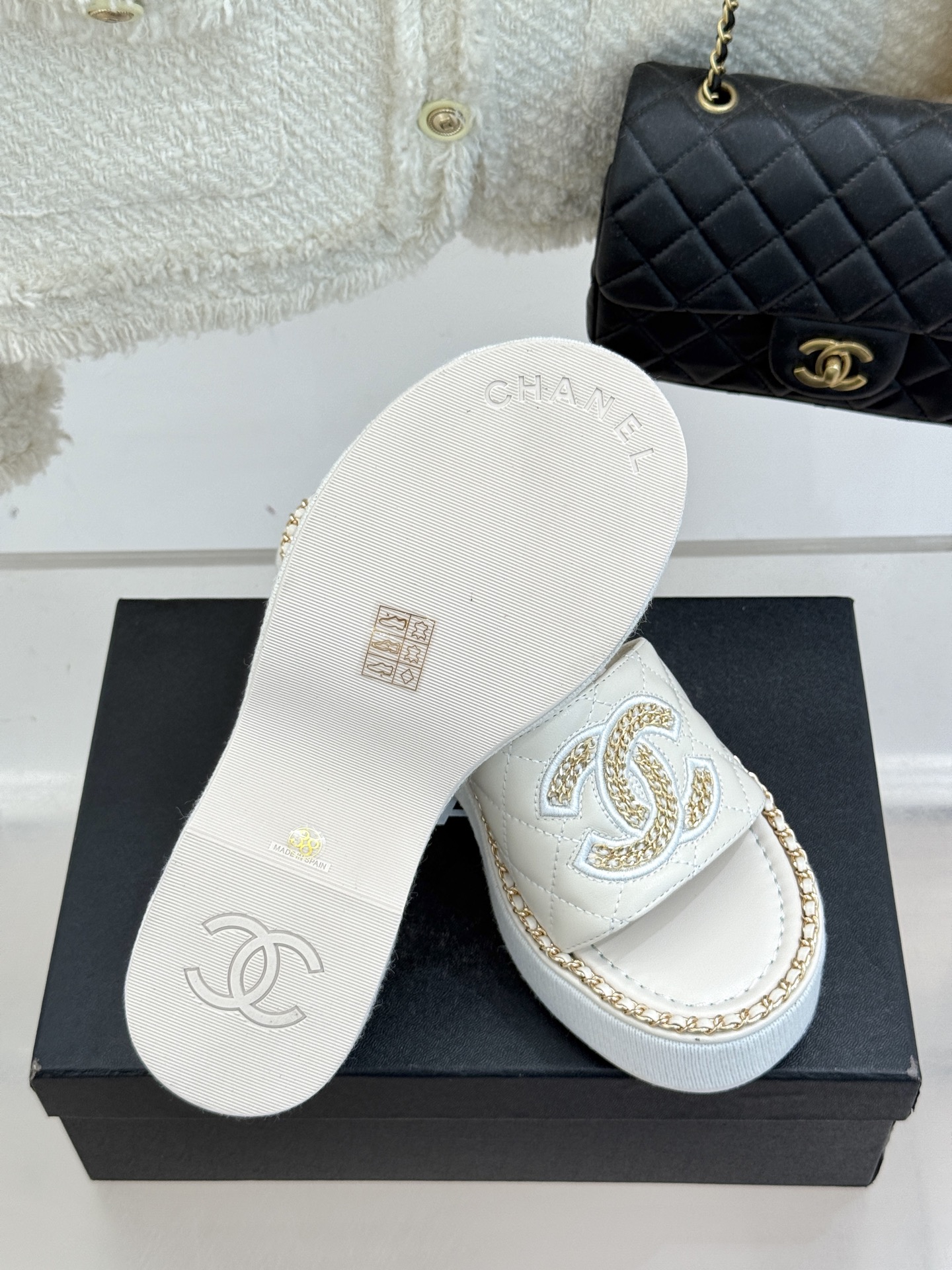 
CHANE*｜小香25C春夏新品度假
厚底链条双C拖鞋
这一季度假凉拖系列真的超美！
搭配链条双C五金