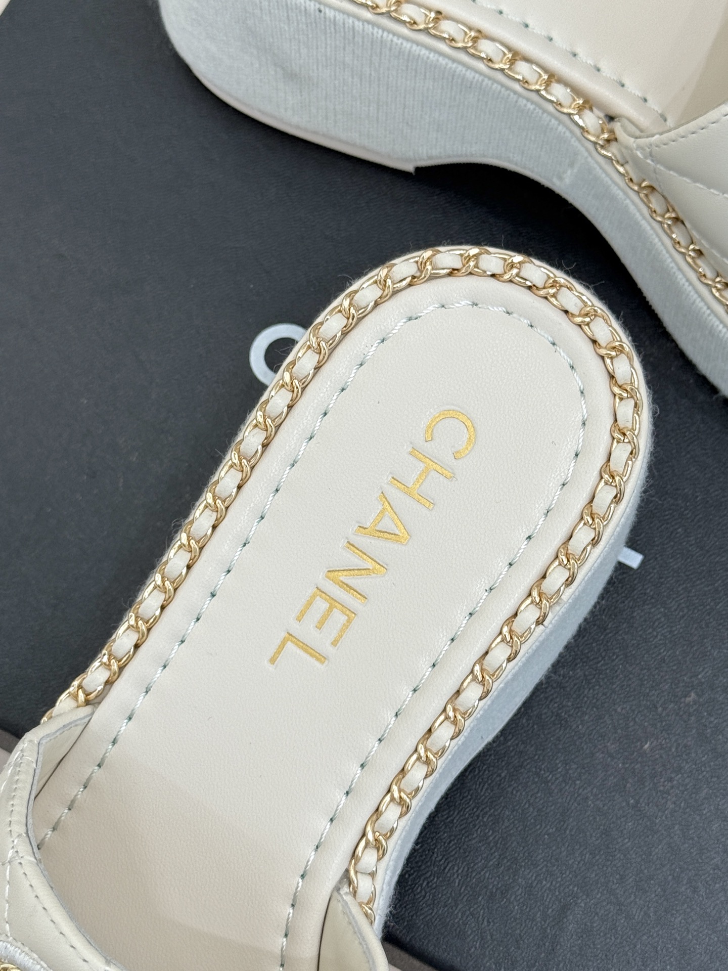 
CHANE*｜小香25C春夏新品度假
厚底链条双C拖鞋
这一季度假凉拖系列真的超美！
搭配链条双C五金