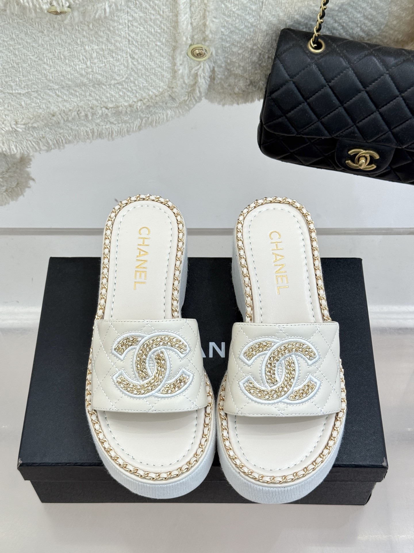 
CHANE*｜小香25C春夏新品度假
厚底链条双C拖鞋
这一季度假凉拖系列真的超美！
搭配链条双C五金