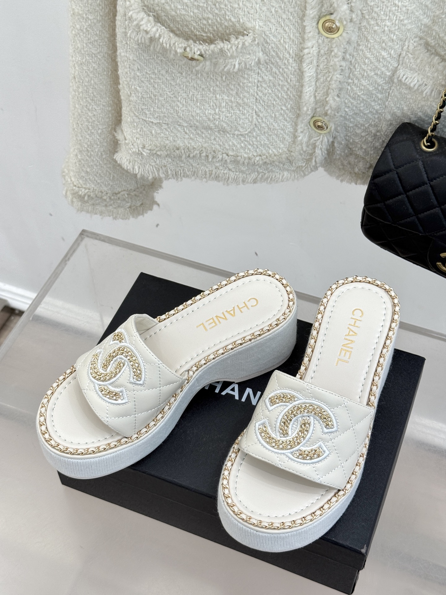 
CHANE*｜小香25C春夏新品度假
厚底链条双C拖鞋
这一季度假凉拖系列真的超美！
搭配链条双C五金