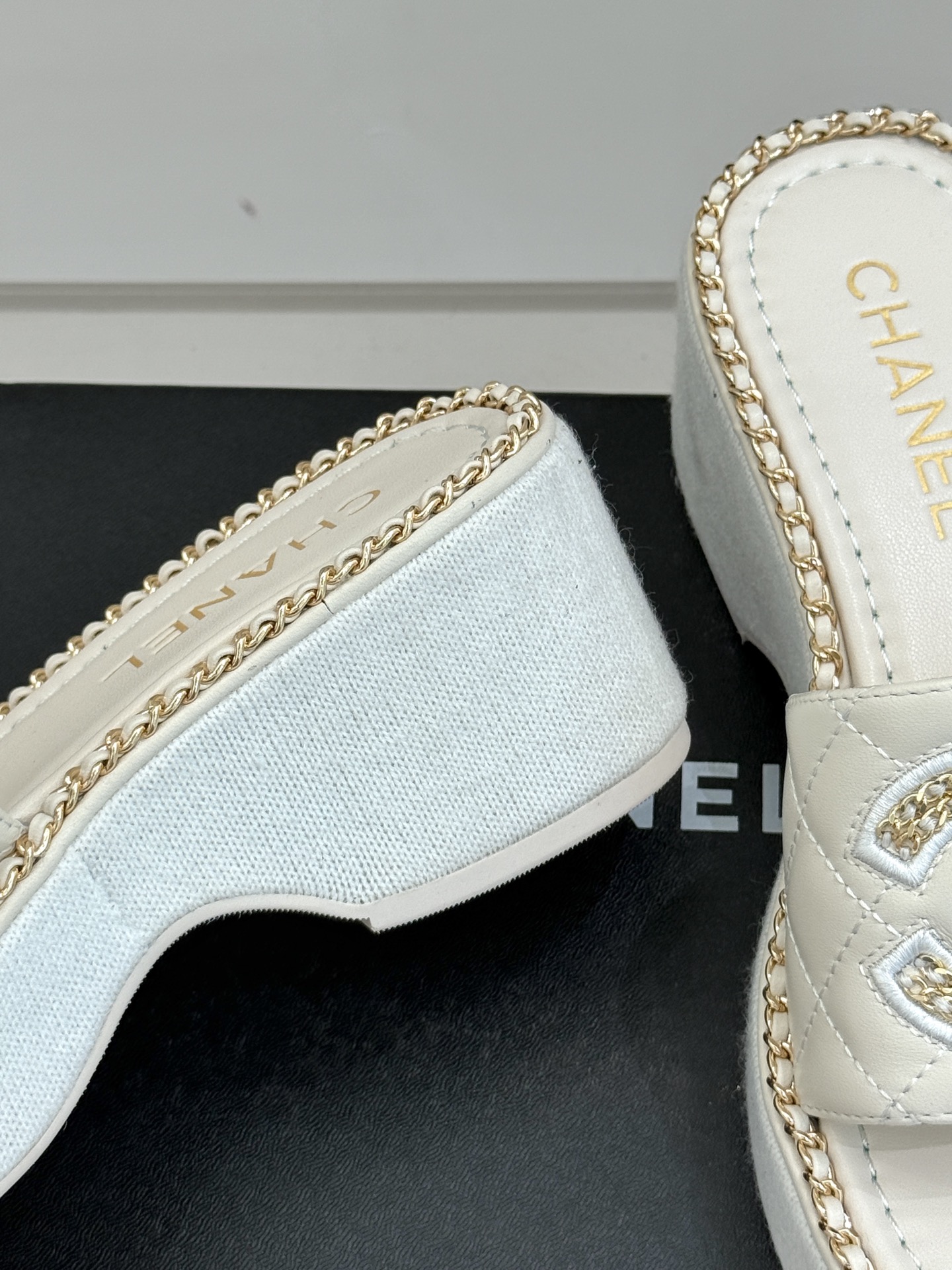 
CHANE*｜小香25C春夏新品度假
厚底链条双C拖鞋
这一季度假凉拖系列真的超美！
搭配链条双C五金