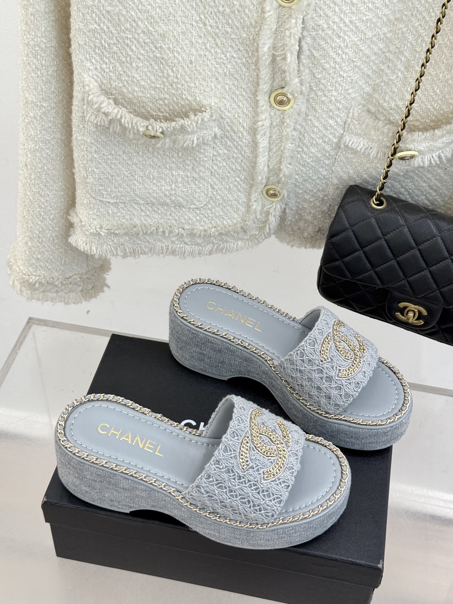 
CHANE*｜小香25C春夏新品度假
厚底链条双C拖鞋
这一季度假凉拖系列真的超美！
搭配链条双C五金