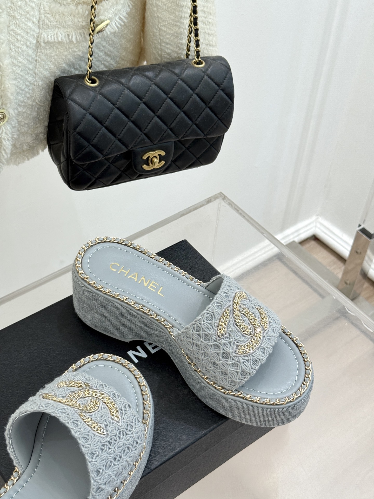 
CHANE*｜小香25C春夏新品度假
厚底链条双C拖鞋
这一季度假凉拖系列真的超美！
搭配链条双C五金