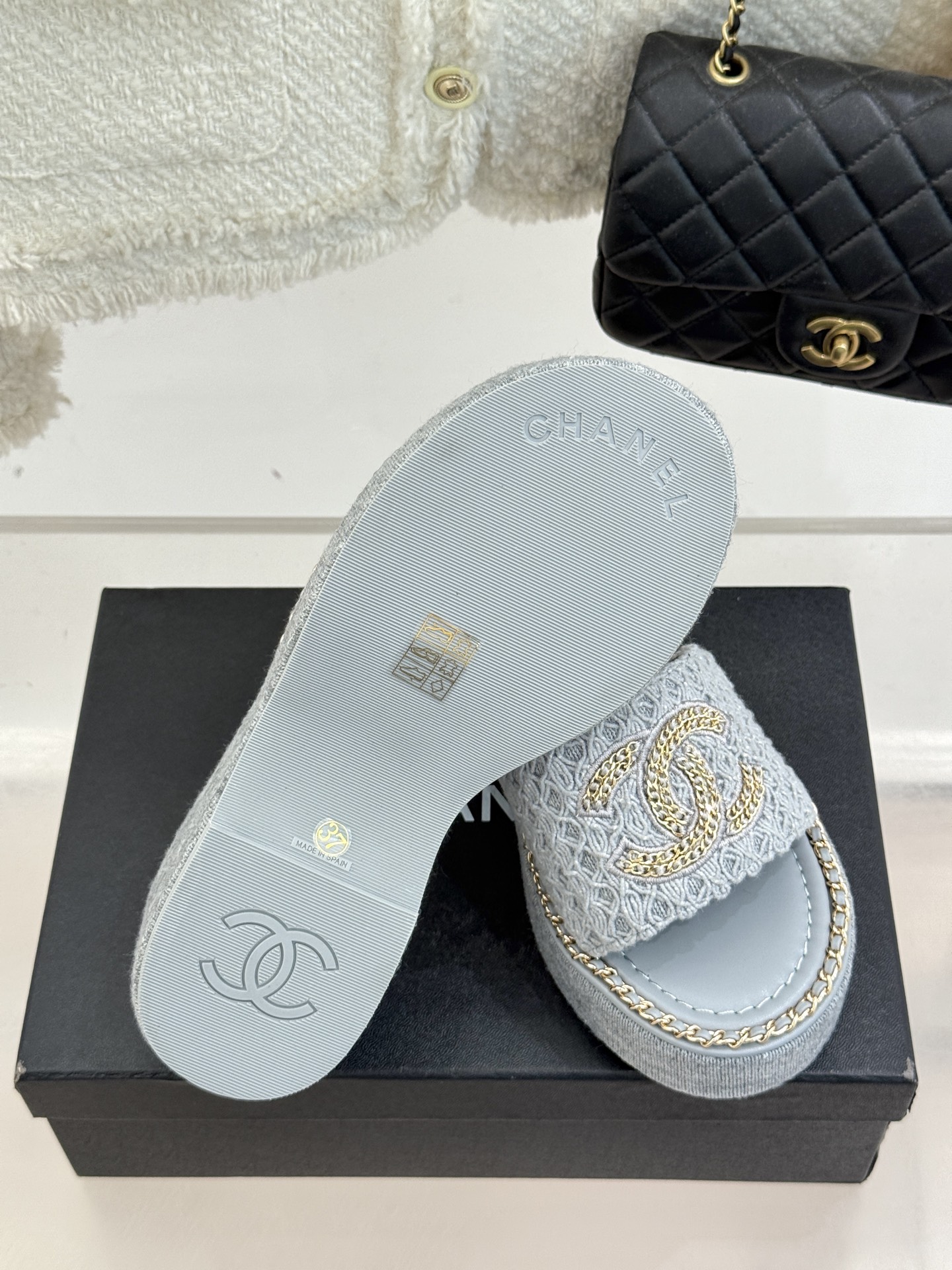 
CHANE*｜小香25C春夏新品度假
厚底链条双C拖鞋
这一季度假凉拖系列真的超美！
搭配链条双C五金
