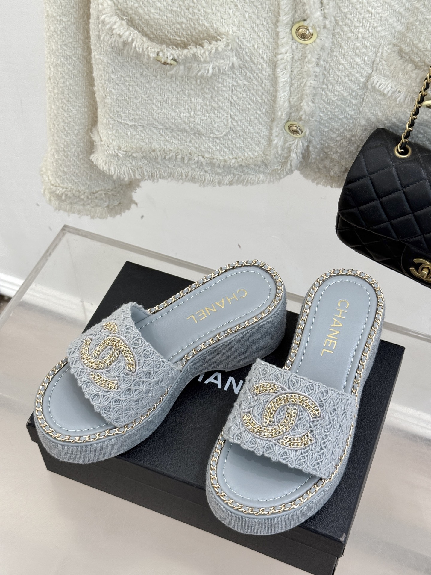 
CHANE*｜小香25C春夏新品度假
厚底链条双C拖鞋
这一季度假凉拖系列真的超美！
搭配链条双C五金
