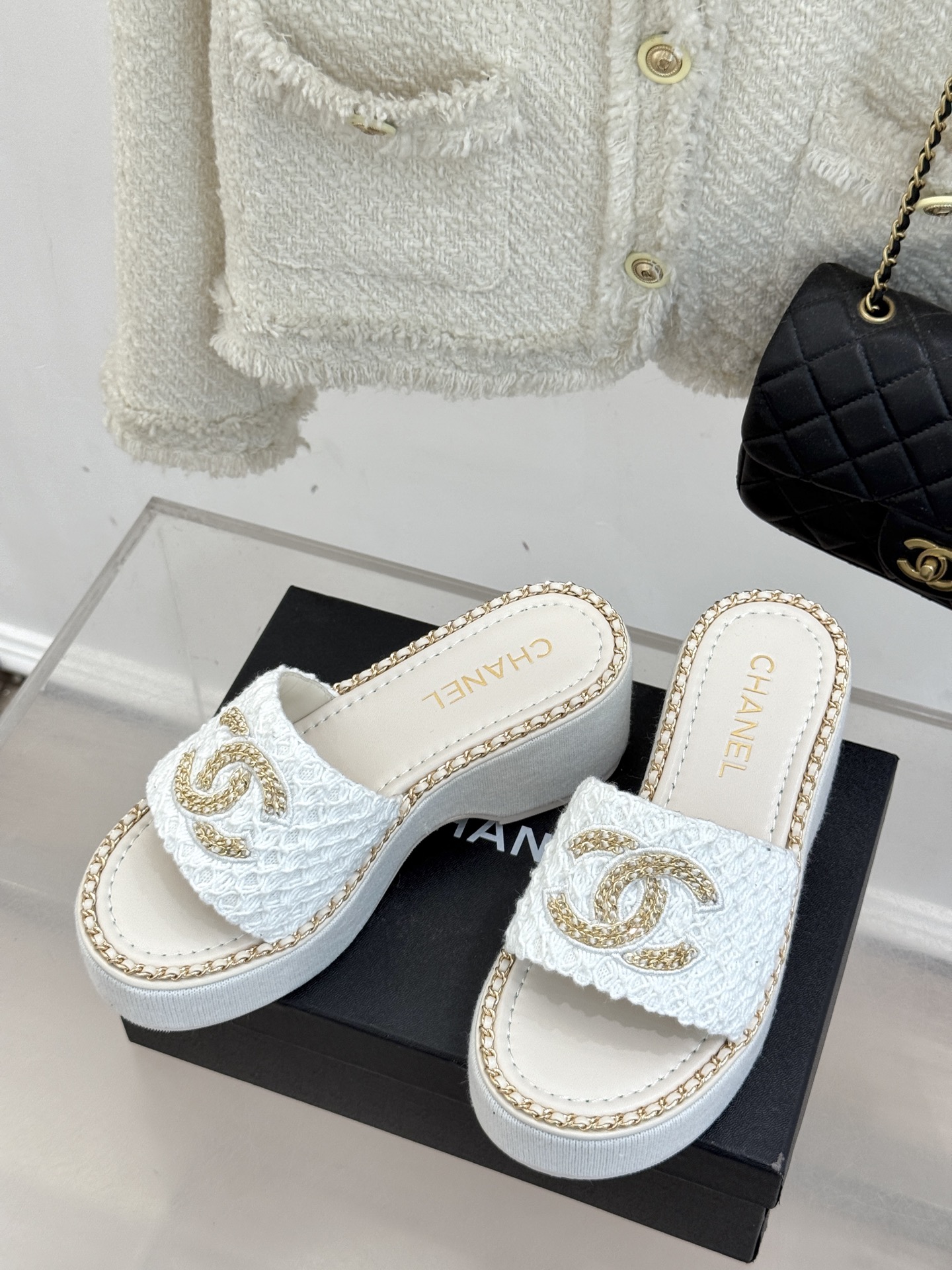 
CHANE*｜小香25C春夏新品度假
厚底链条双C拖鞋
这一季度假凉拖系列真的超美！
搭配链条双C五金