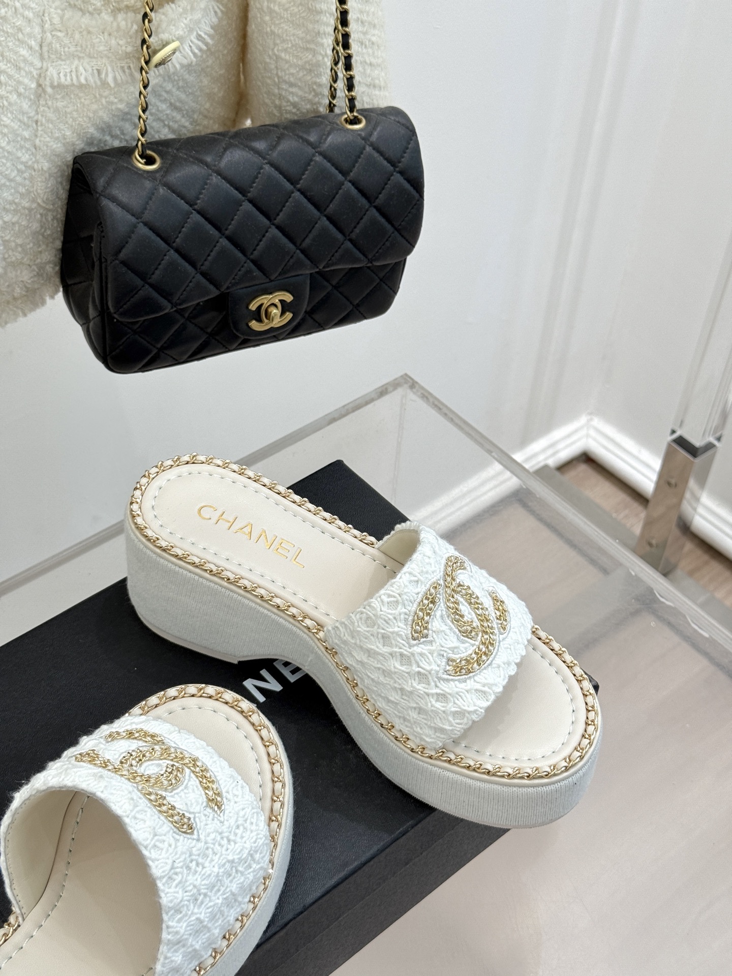 
CHANE*｜小香25C春夏新品度假
厚底链条双C拖鞋
这一季度假凉拖系列真的超美！
搭配链条双C五金