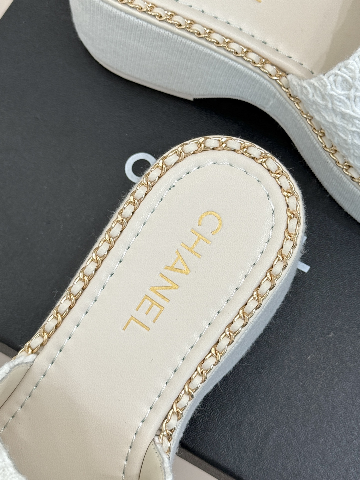 
CHANE*｜小香25C春夏新品度假
厚底链条双C拖鞋
这一季度假凉拖系列真的超美！
搭配链条双C五金