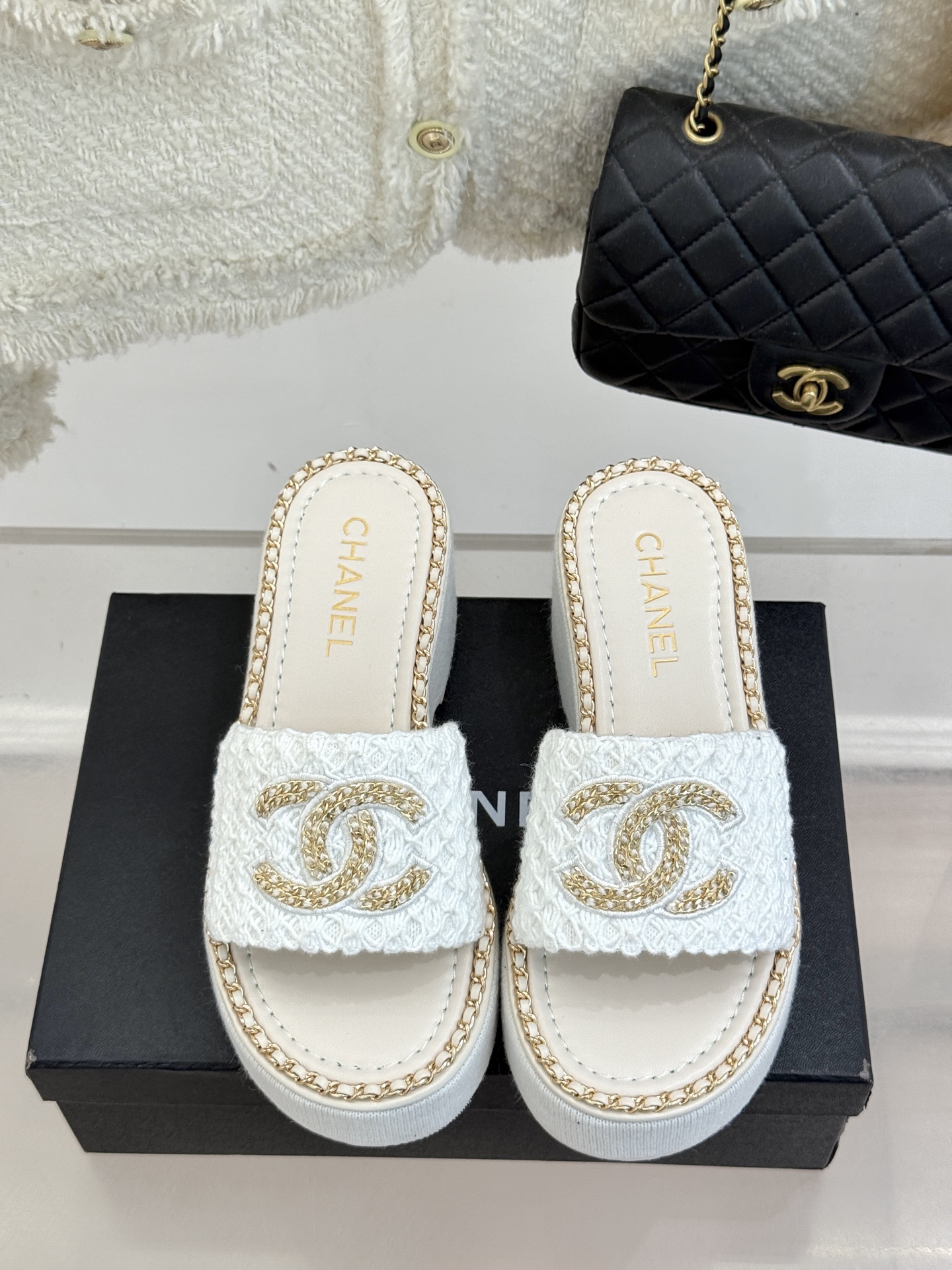 
CHANE*｜小香25C春夏新品度假
厚底链条双C拖鞋
这一季度假凉拖系列真的超美！
搭配链条双C五金