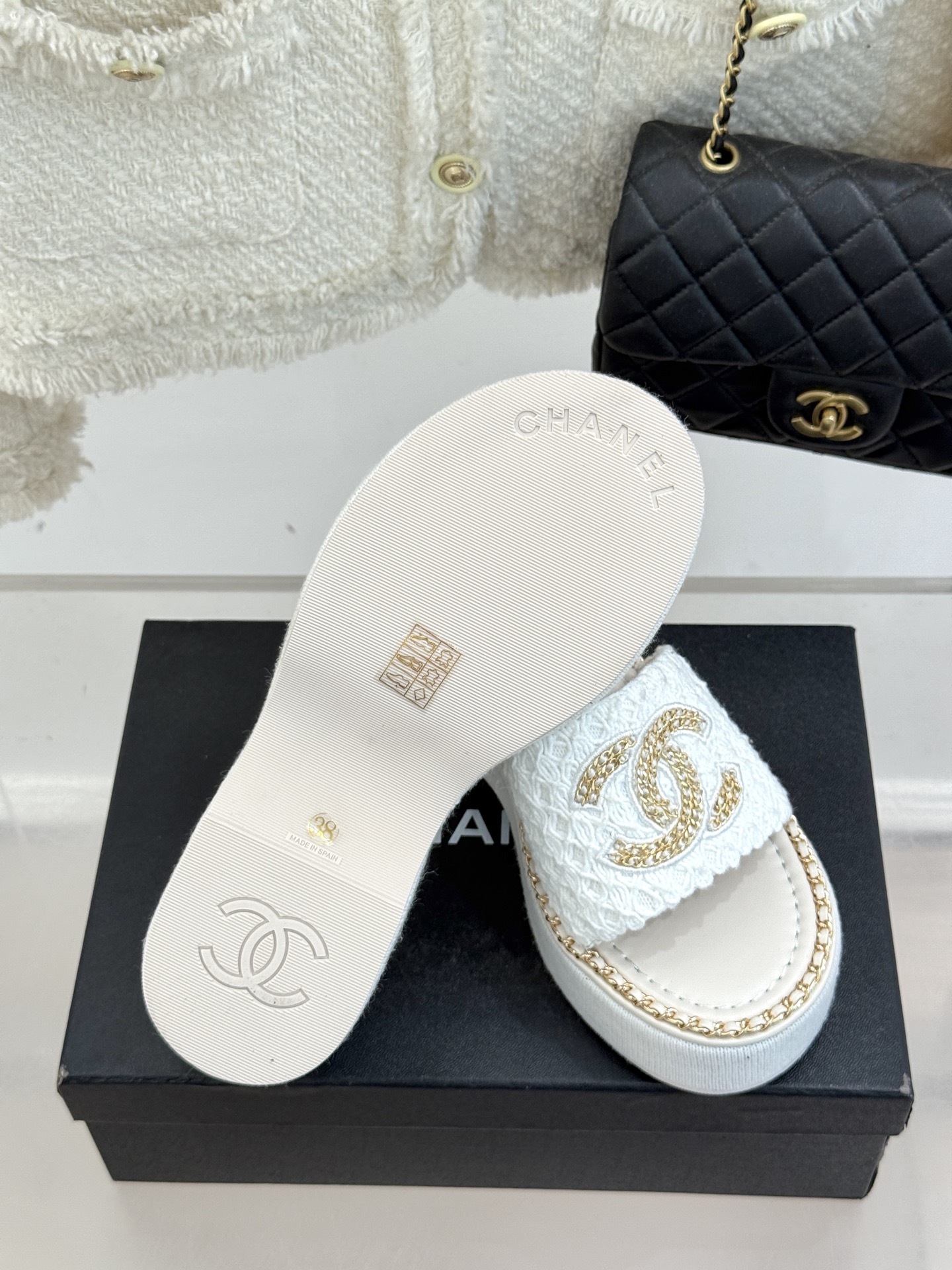
CHANE*｜小香25C春夏新品度假
厚底链条双C拖鞋
这一季度假凉拖系列真的超美！
搭配链条双C五金
