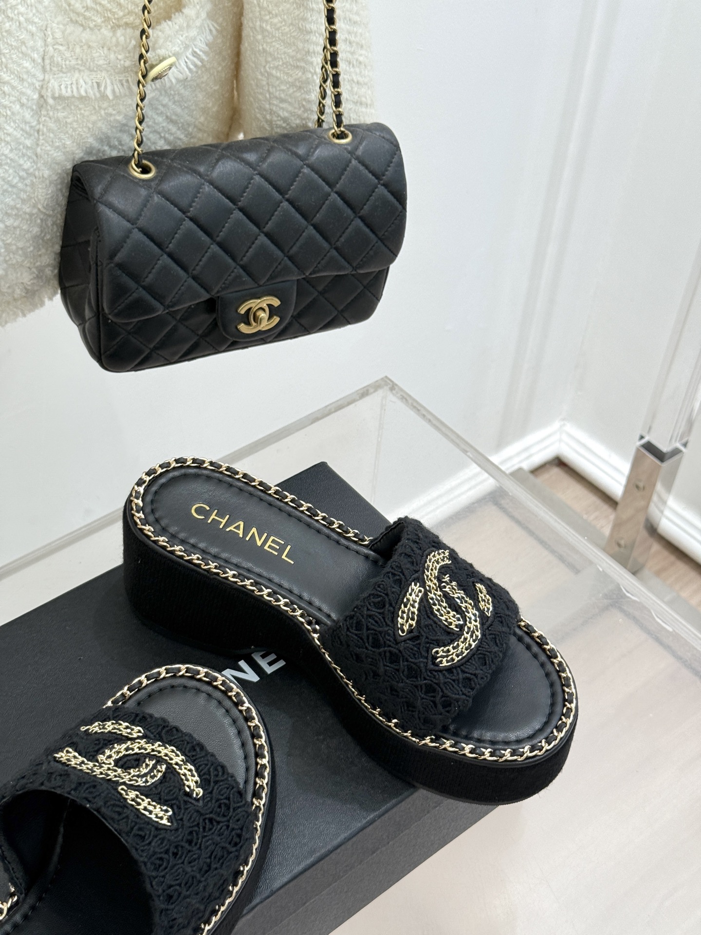 
CHANE*｜小香25C春夏新品度假
厚底链条双C拖鞋
这一季度假凉拖系列真的超美！
搭配链条双C五金