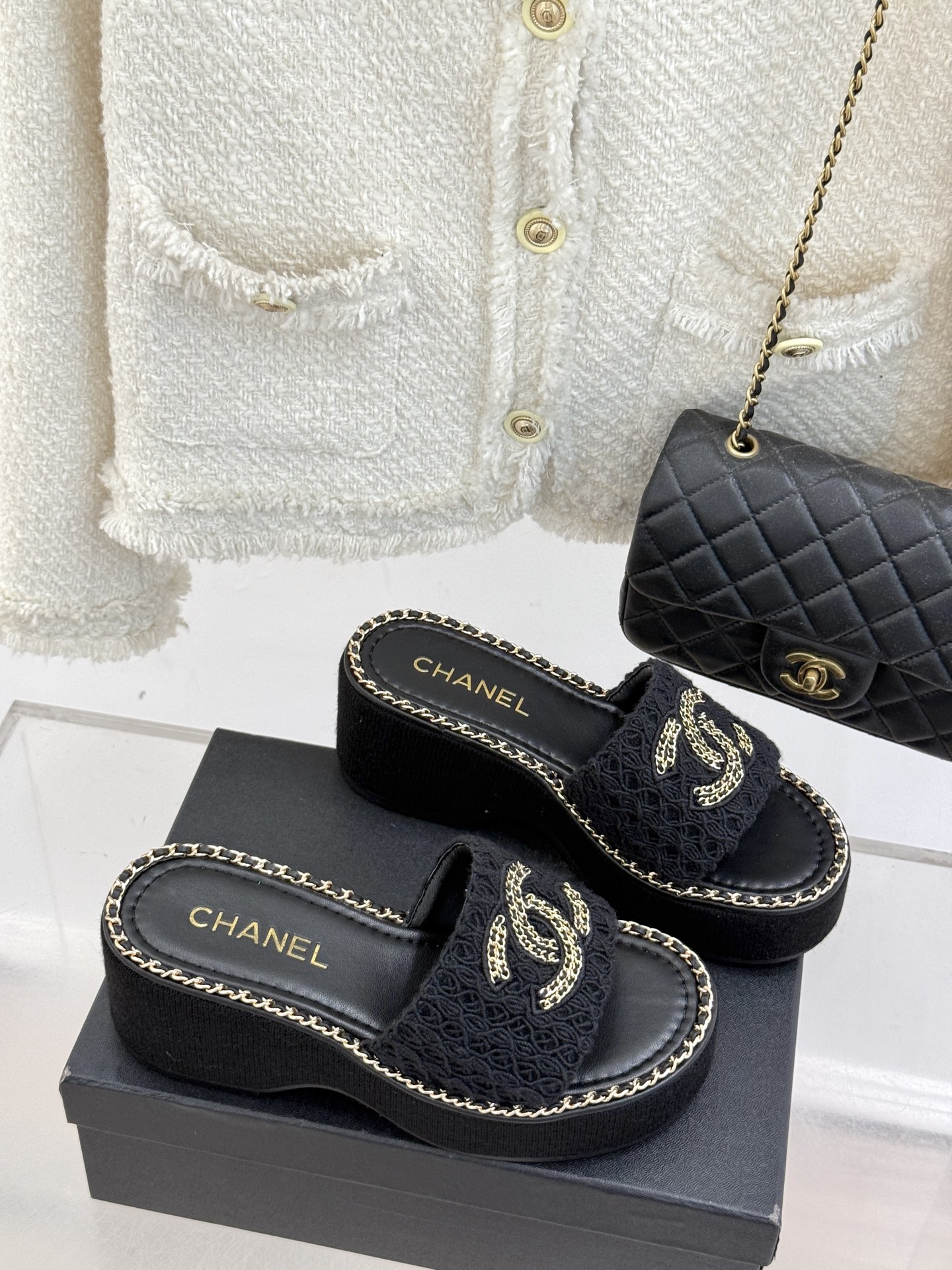 
CHANE*｜小香25C春夏新品度假
厚底链条双C拖鞋
这一季度假凉拖系列真的超美！
搭配链条双C五金