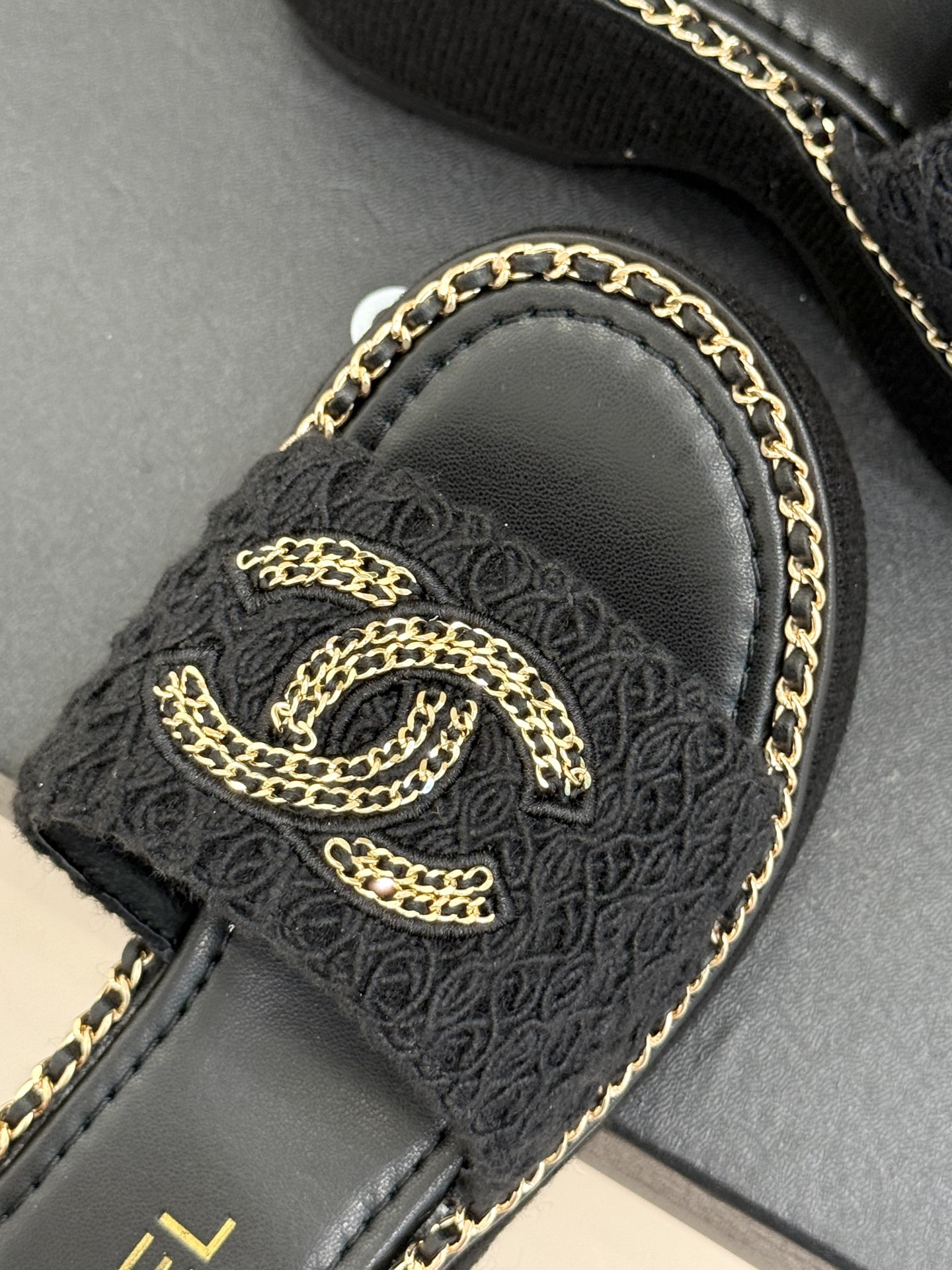 
CHANE*｜小香25C春夏新品度假
厚底链条双C拖鞋
这一季度假凉拖系列真的超美！
搭配链条双C五金