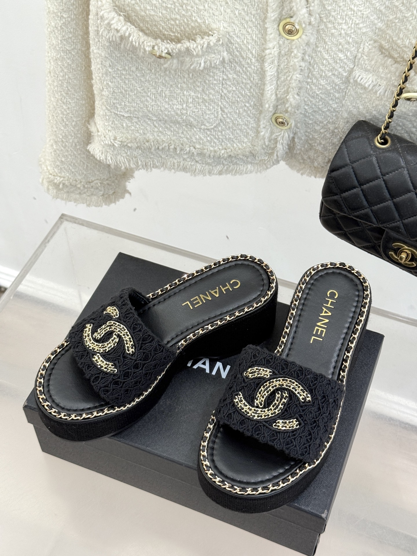 
CHANE*｜小香25C春夏新品度假
厚底链条双C拖鞋
这一季度假凉拖系列真的超美！
搭配链条双C五金