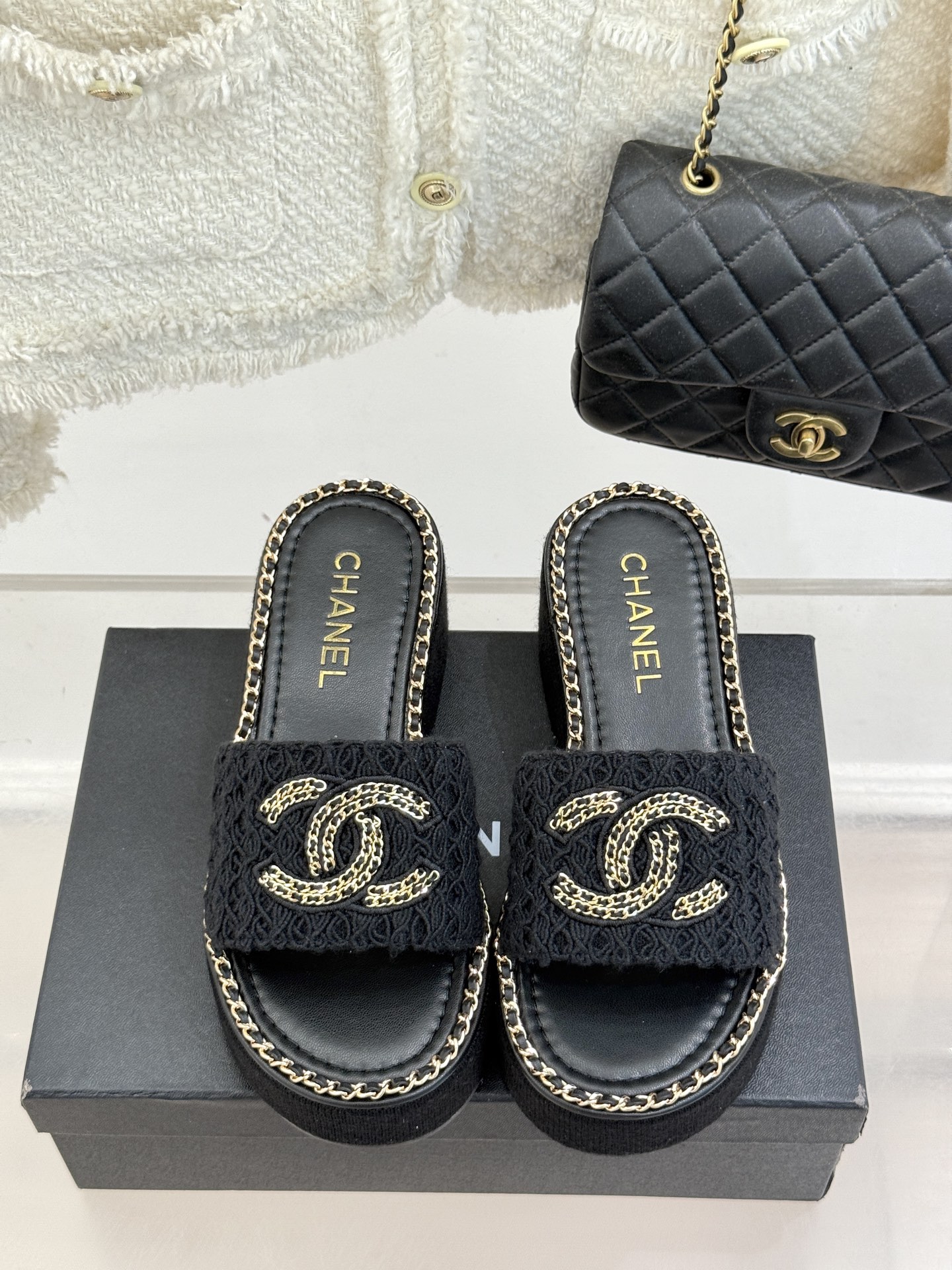 
CHANE*｜小香25C春夏新品度假
厚底链条双C拖鞋
这一季度假凉拖系列真的超美！
搭配链条双C五金