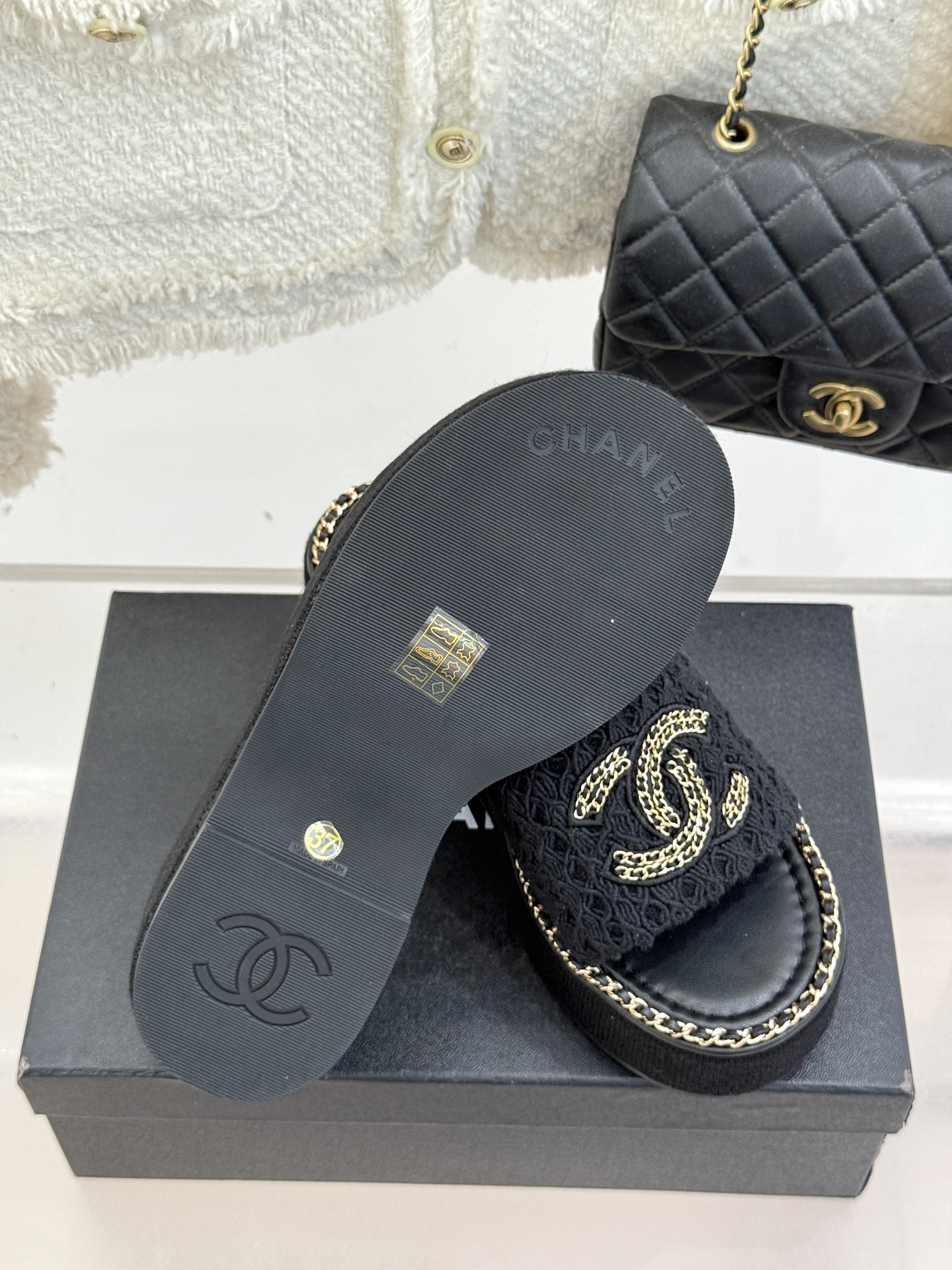 
CHANE*｜小香25C春夏新品度假
厚底链条双C拖鞋
这一季度假凉拖系列真的超美！
搭配链条双C五金