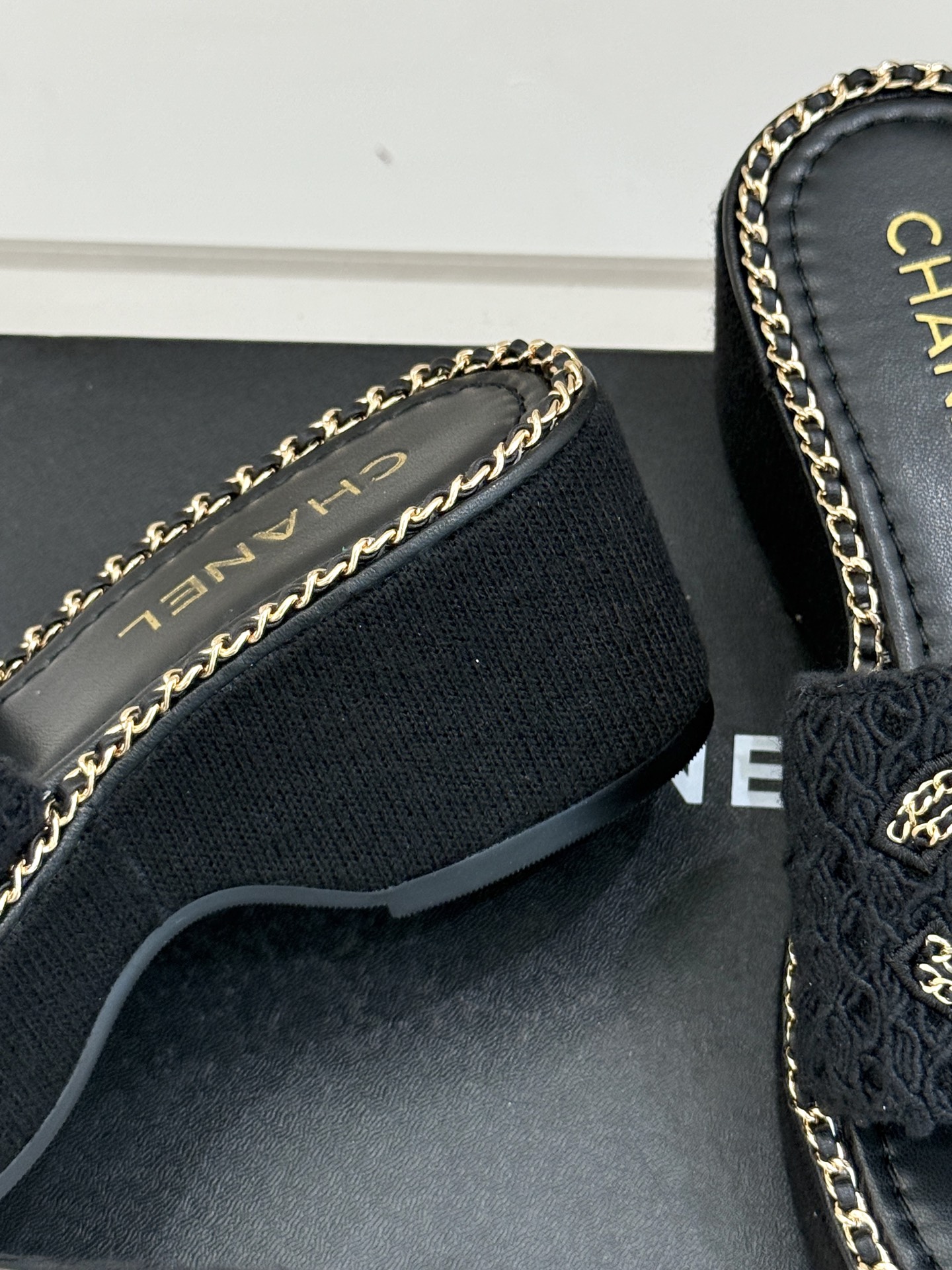 
CHANE*｜小香25C春夏新品度假
厚底链条双C拖鞋
这一季度假凉拖系列真的超美！
搭配链条双C五金