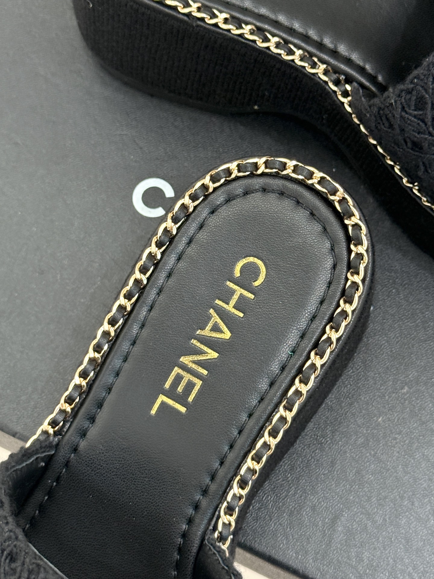 
CHANE*｜小香25C春夏新品度假
厚底链条双C拖鞋
这一季度假凉拖系列真的超美！
搭配链条双C五金