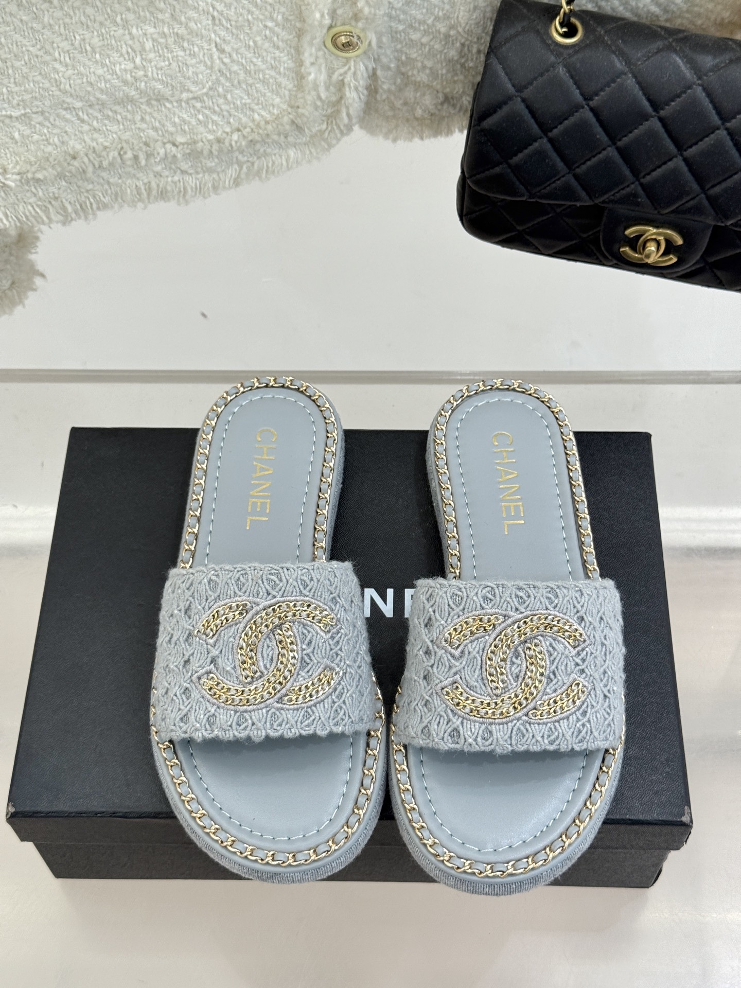 
CHANE*｜小香25C春夏新品度假
厚底链条双C拖鞋
这一季度假凉拖系列真的超美！
搭配链条双C五金
