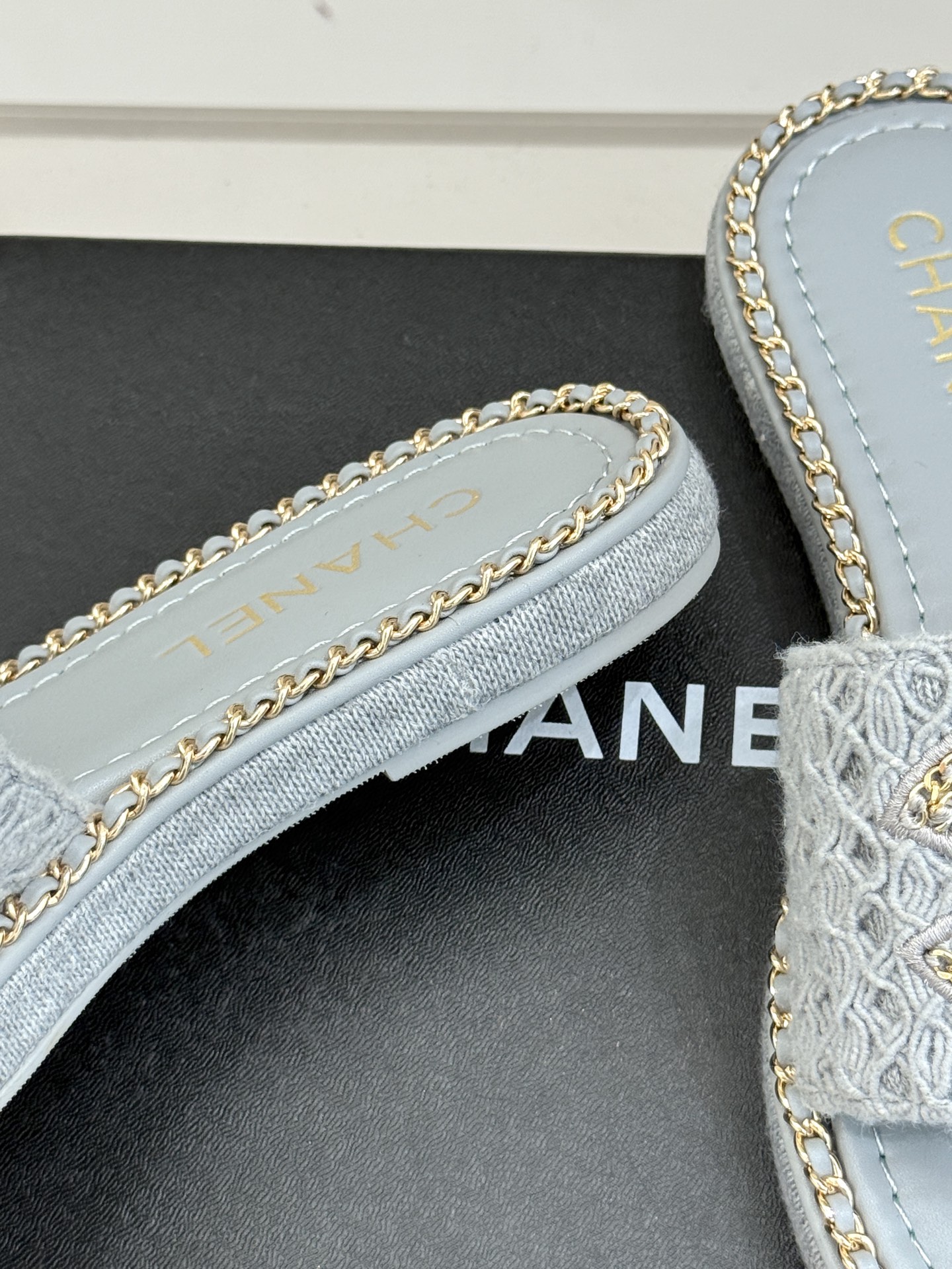 
CHANE*｜小香25C春夏新品度假
厚底链条双C拖鞋
这一季度假凉拖系列真的超美！
搭配链条双C五金