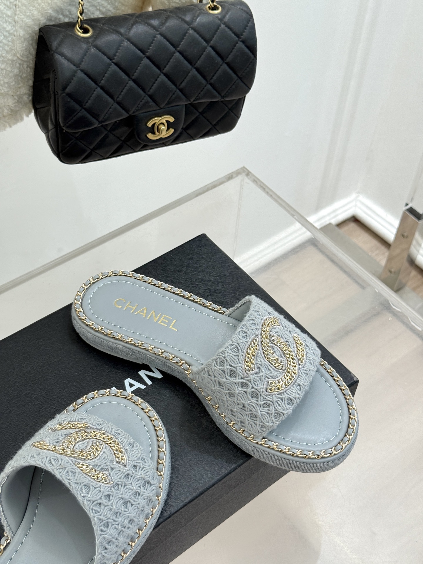 
CHANE*｜小香25C春夏新品度假
厚底链条双C拖鞋
这一季度假凉拖系列真的超美！
搭配链条双C五金