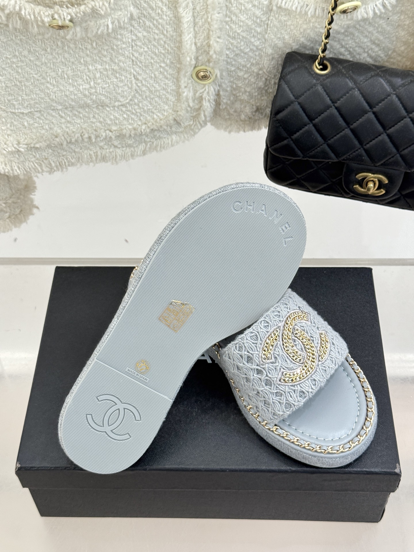
CHANE*｜小香25C春夏新品度假
厚底链条双C拖鞋
这一季度假凉拖系列真的超美！
搭配链条双C五金
