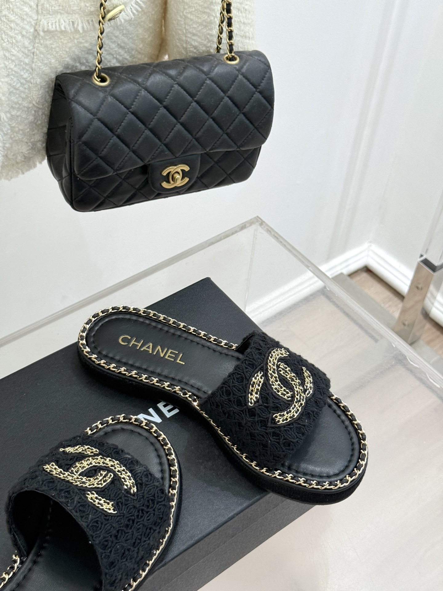
CHANE*｜小香25C春夏新品度假
厚底链条双C拖鞋
这一季度假凉拖系列真的超美！
搭配链条双C五金