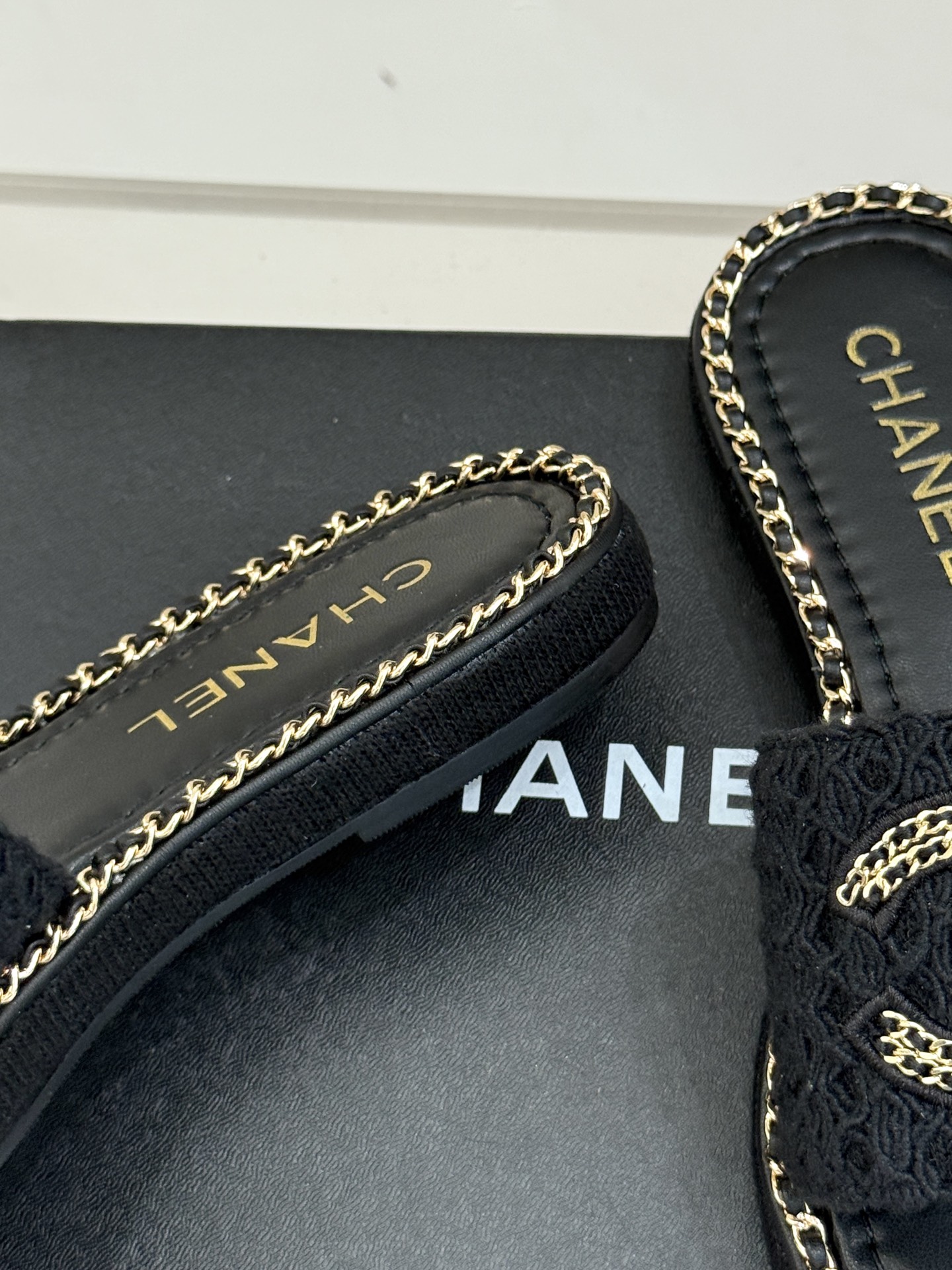 
CHANE*｜小香25C春夏新品度假
厚底链条双C拖鞋
这一季度假凉拖系列真的超美！
搭配链条双C五金