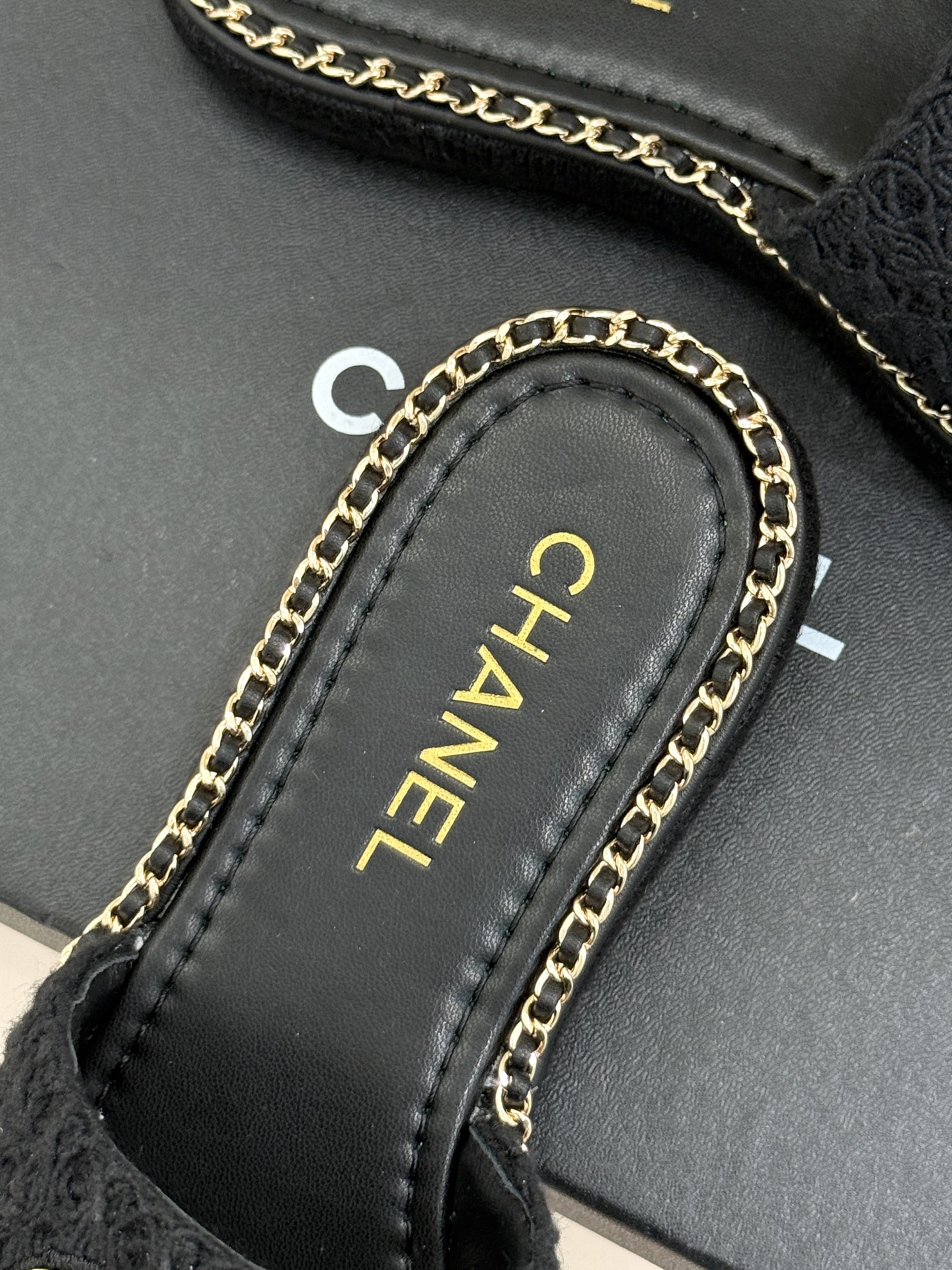 
CHANE*｜小香25C春夏新品度假
厚底链条双C拖鞋
这一季度假凉拖系列真的超美！
搭配链条双C五金