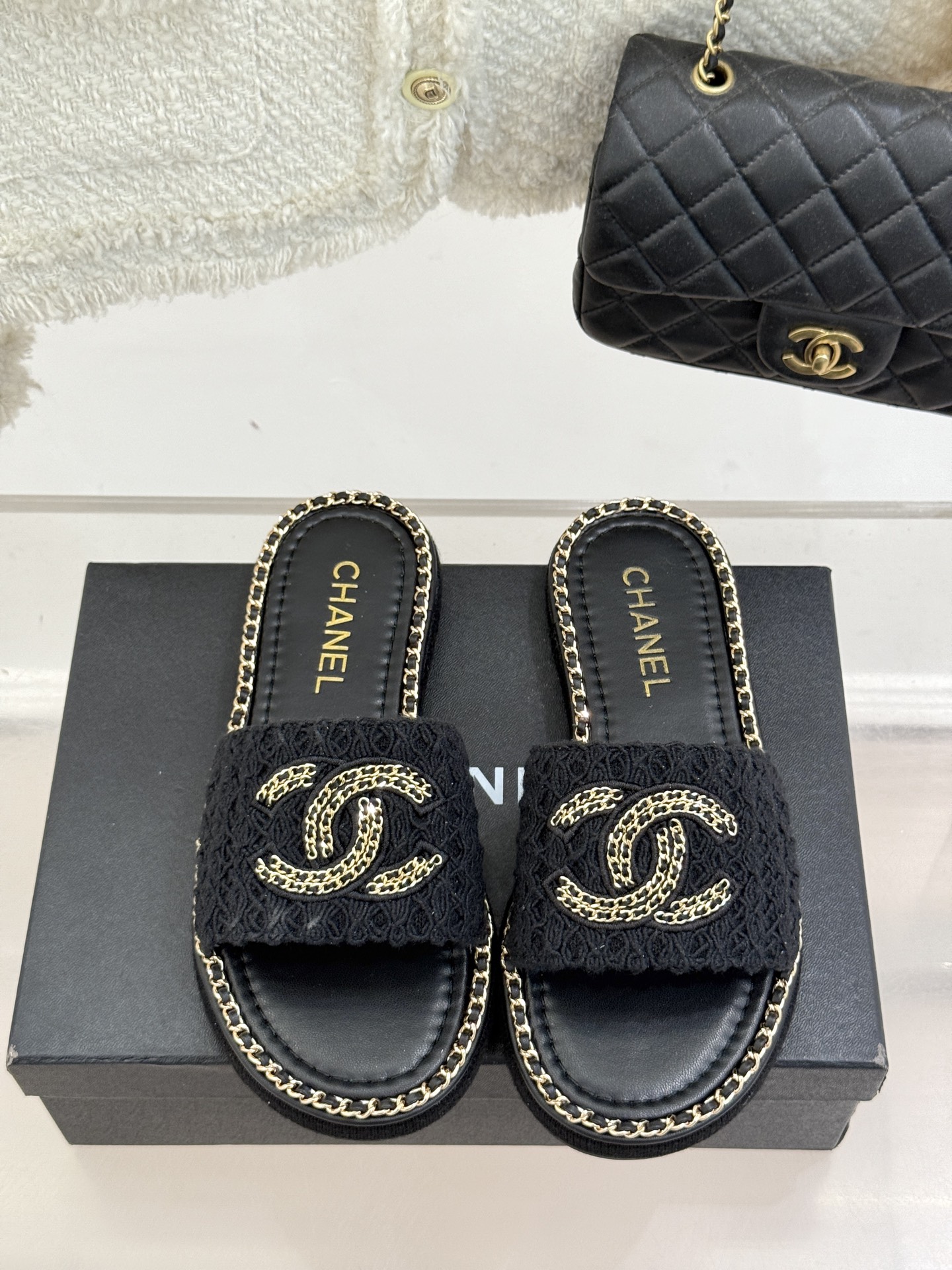 
CHANE*｜小香25C春夏新品度假
厚底链条双C拖鞋
这一季度假凉拖系列真的超美！
搭配链条双C五金