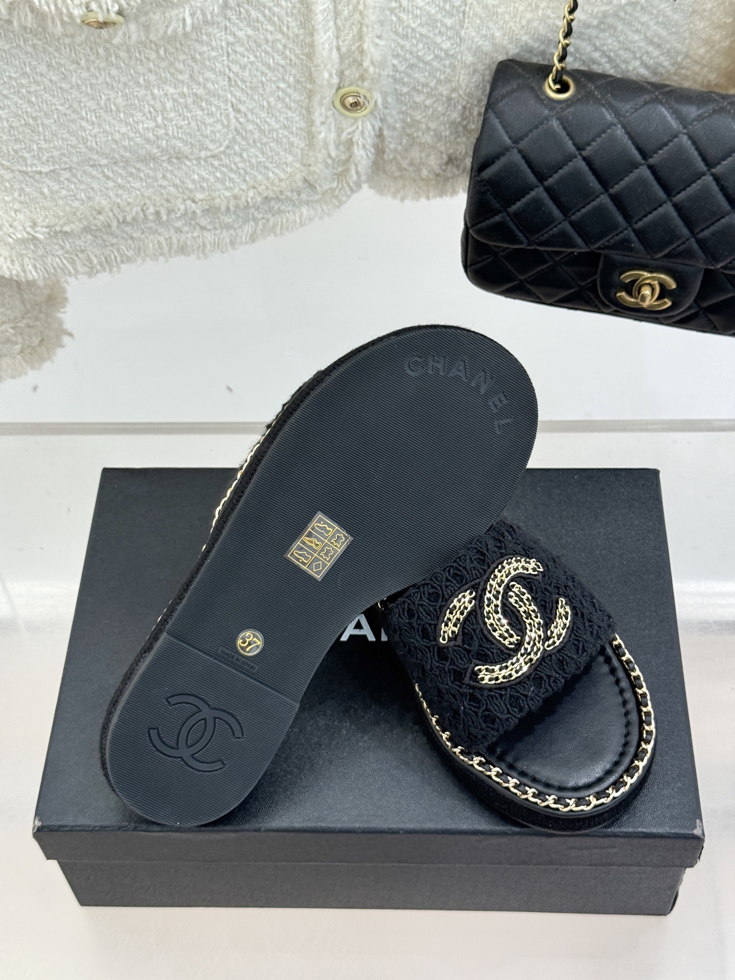 
CHANE*｜小香25C春夏新品度假
厚底链条双C拖鞋
这一季度假凉拖系列真的超美！
搭配链条双C五金