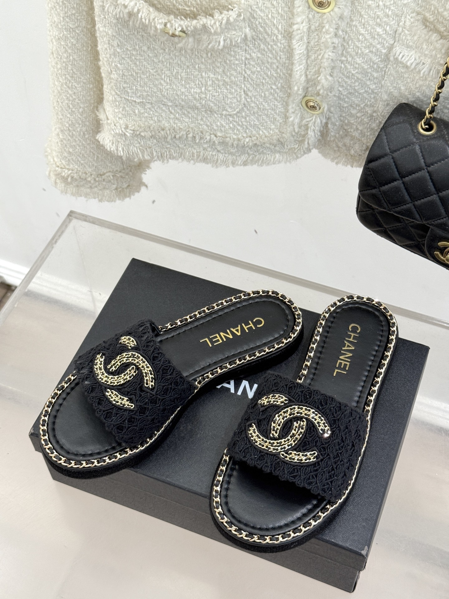 
CHANE*｜小香25C春夏新品度假
厚底链条双C拖鞋
这一季度假凉拖系列真的超美！
搭配链条双C五金