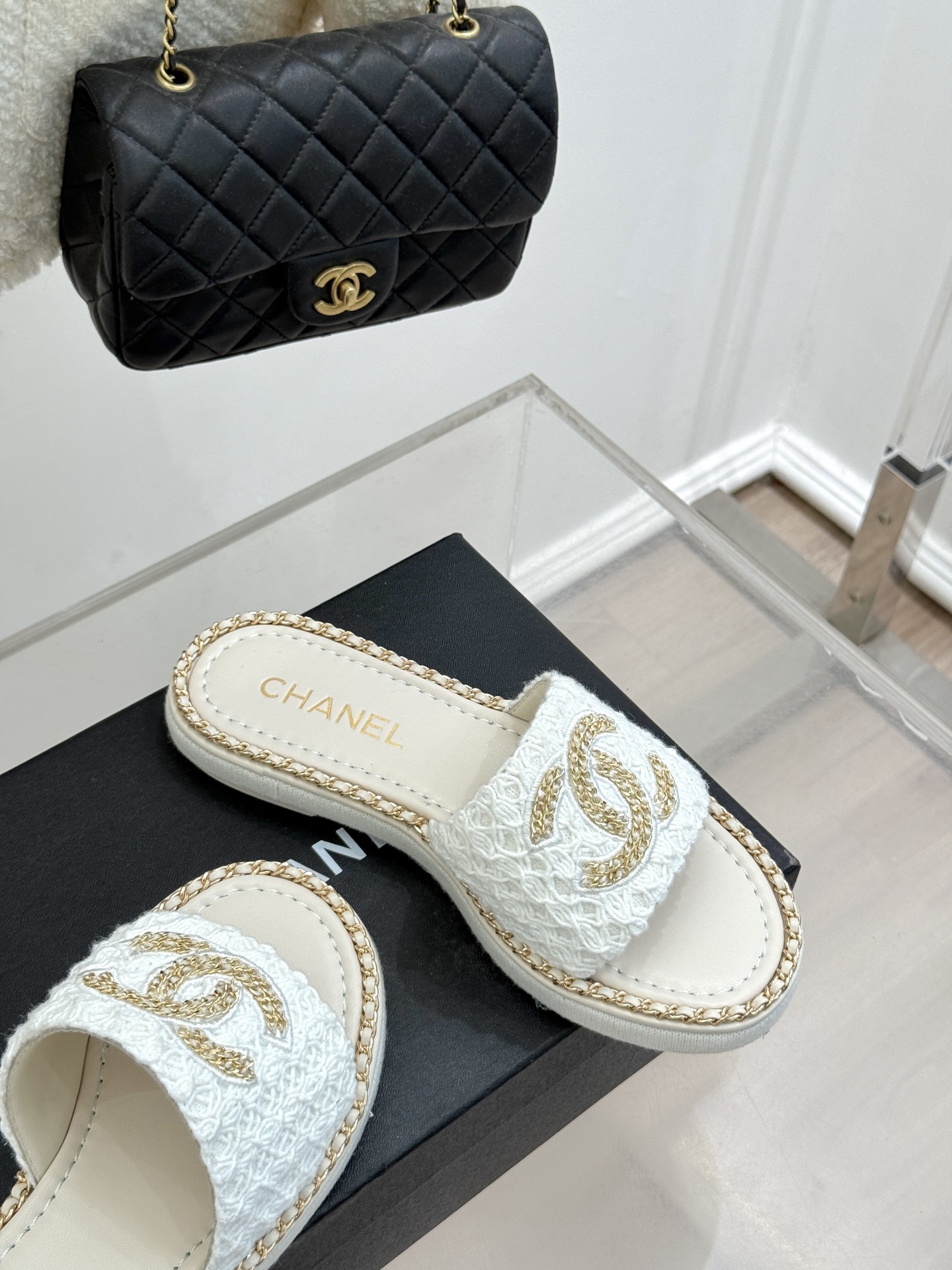 
CHANE*｜小香25C春夏新品度假
厚底链条双C拖鞋
这一季度假凉拖系列真的超美！
搭配链条双C五金