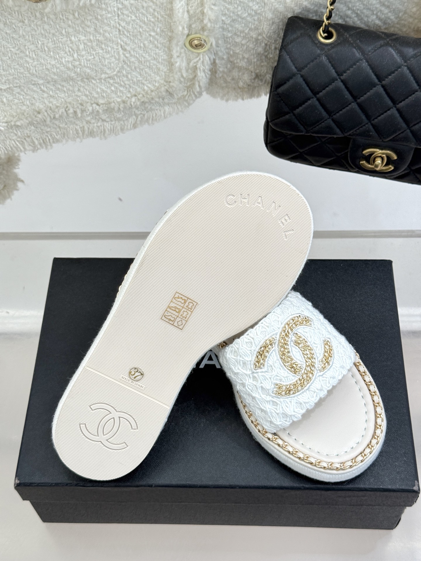 
CHANE*｜小香25C春夏新品度假
厚底链条双C拖鞋
这一季度假凉拖系列真的超美！
搭配链条双C五金