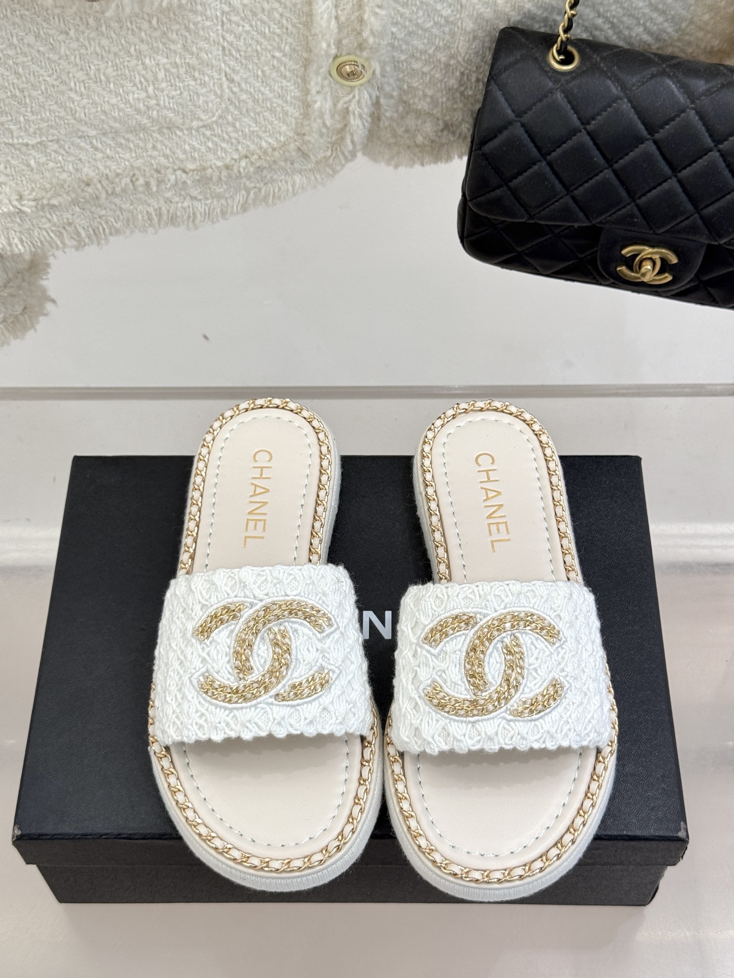 
CHANE*｜小香25C春夏新品度假
厚底链条双C拖鞋
这一季度假凉拖系列真的超美！
搭配链条双C五金