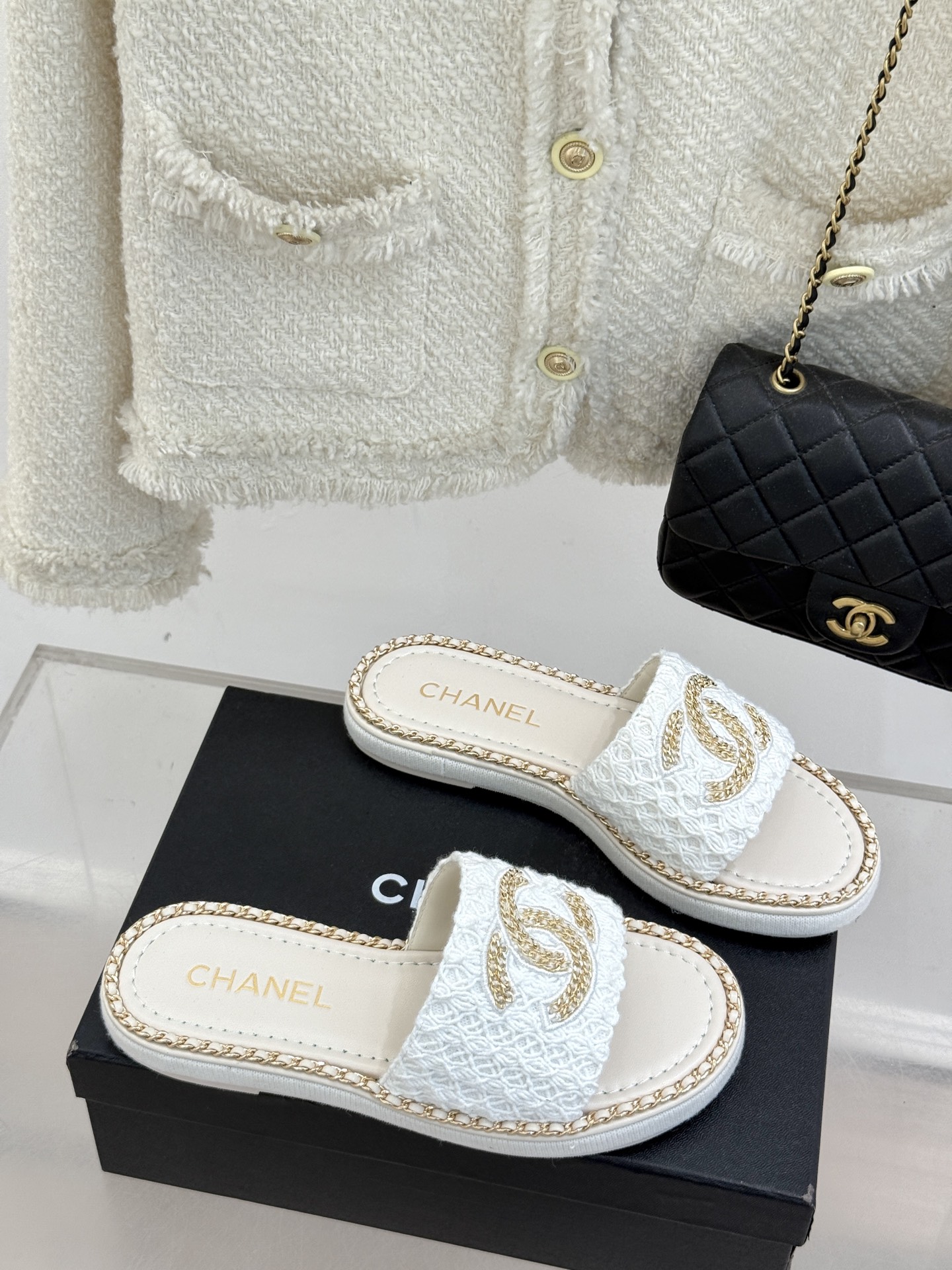 
CHANE*｜小香25C春夏新品度假
厚底链条双C拖鞋
这一季度假凉拖系列真的超美！
搭配链条双C五金