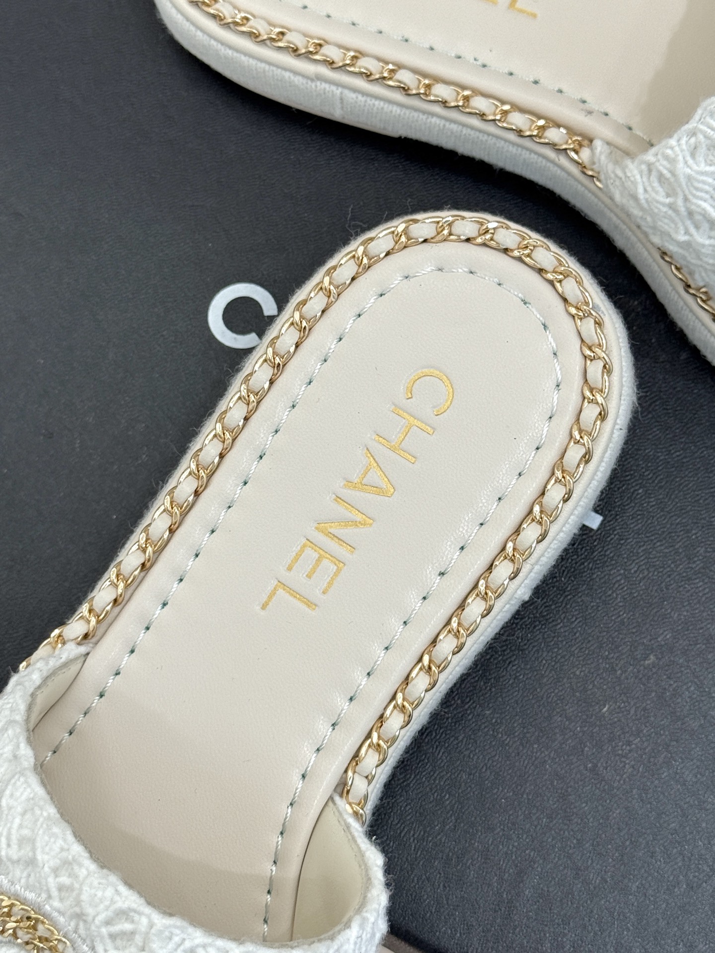 
CHANE*｜小香25C春夏新品度假
厚底链条双C拖鞋
这一季度假凉拖系列真的超美！
搭配链条双C五金